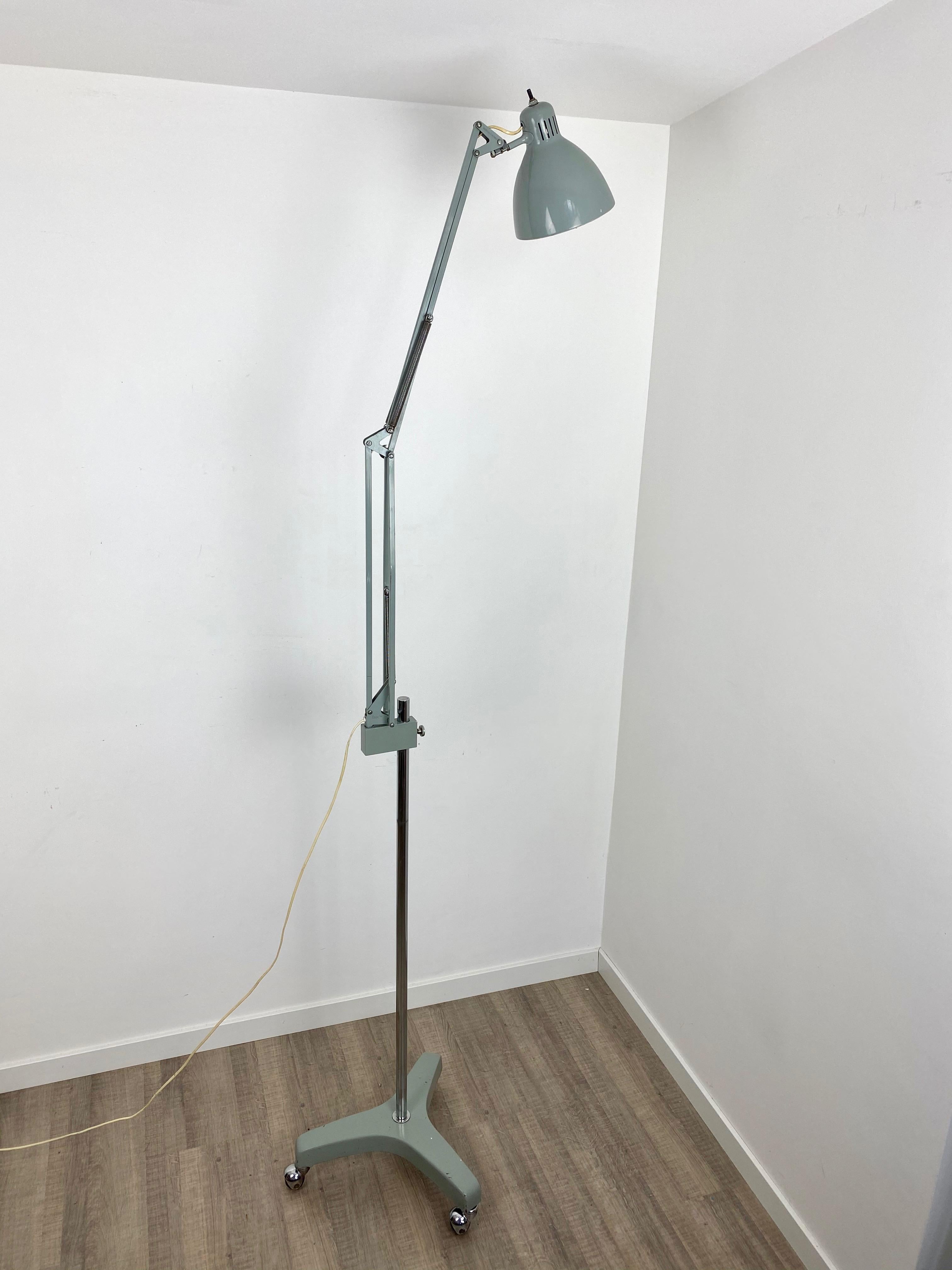 Lámpara de pie gris regulable 