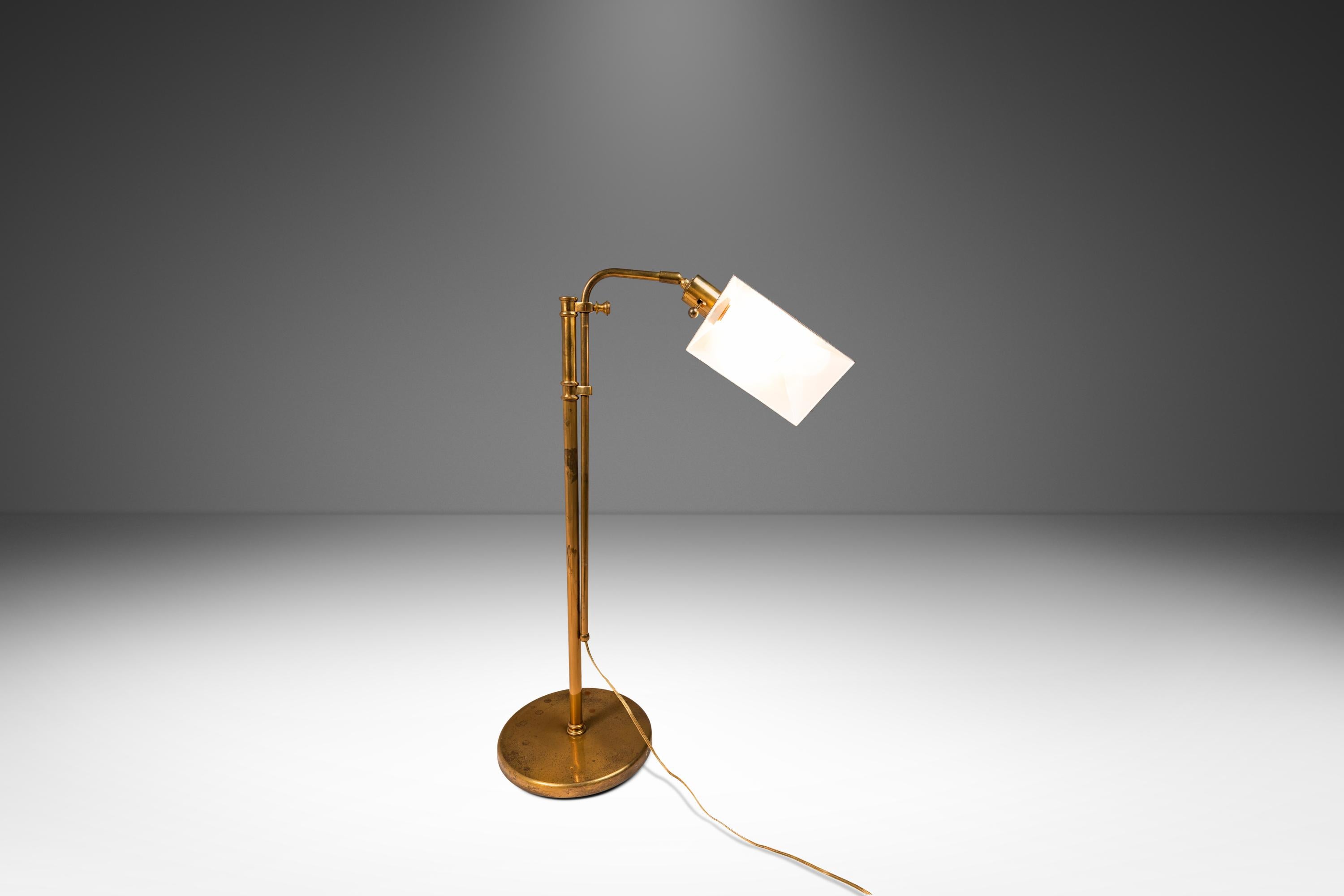 American Adjustable Height Brass Floor Lamp Attributed to Koch & Lowy, USA, c. 1970s For Sale