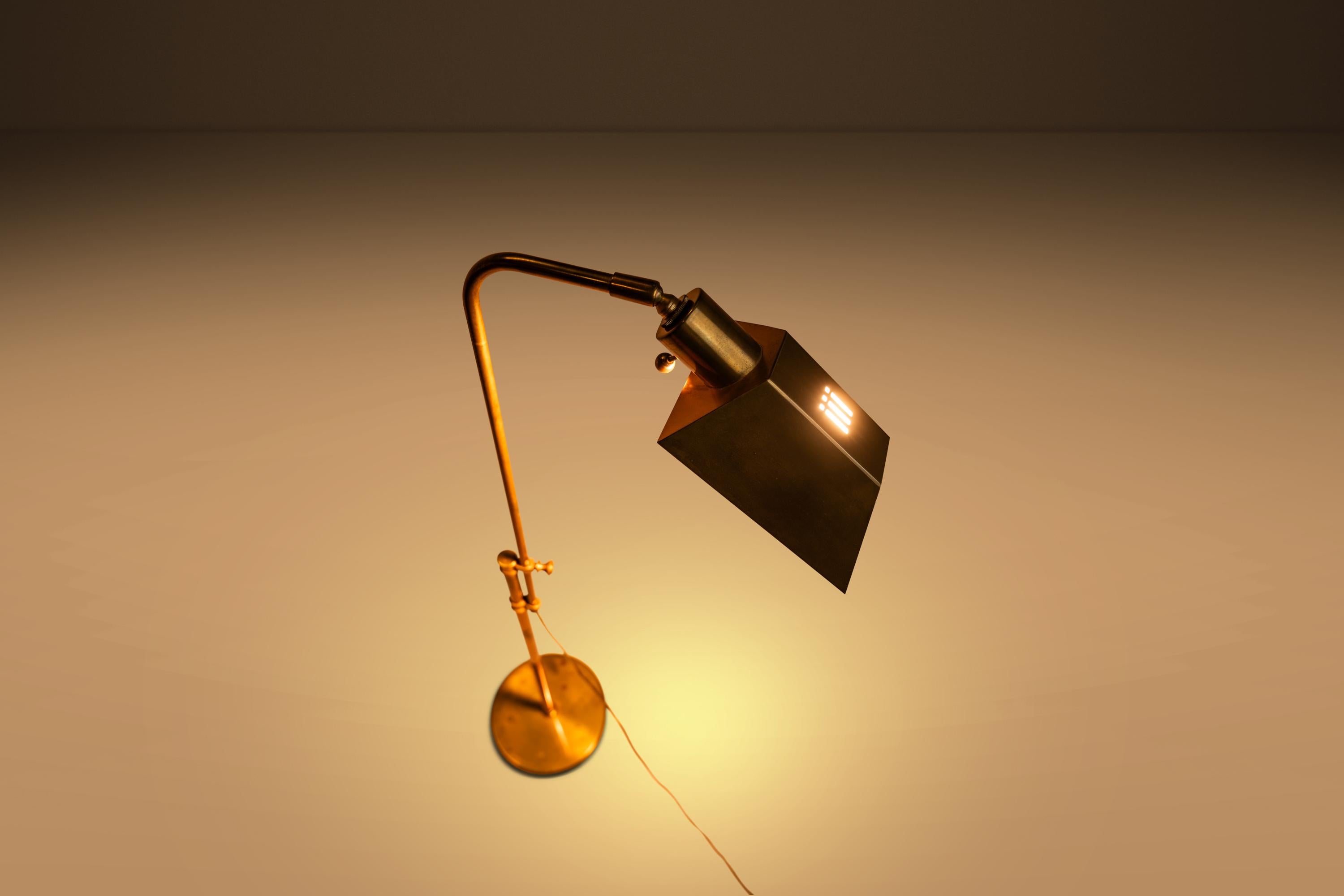 Adjustable Height Brass Floor Lamp Attributed to Koch & Lowy, USA, c. 1970s For Sale 1