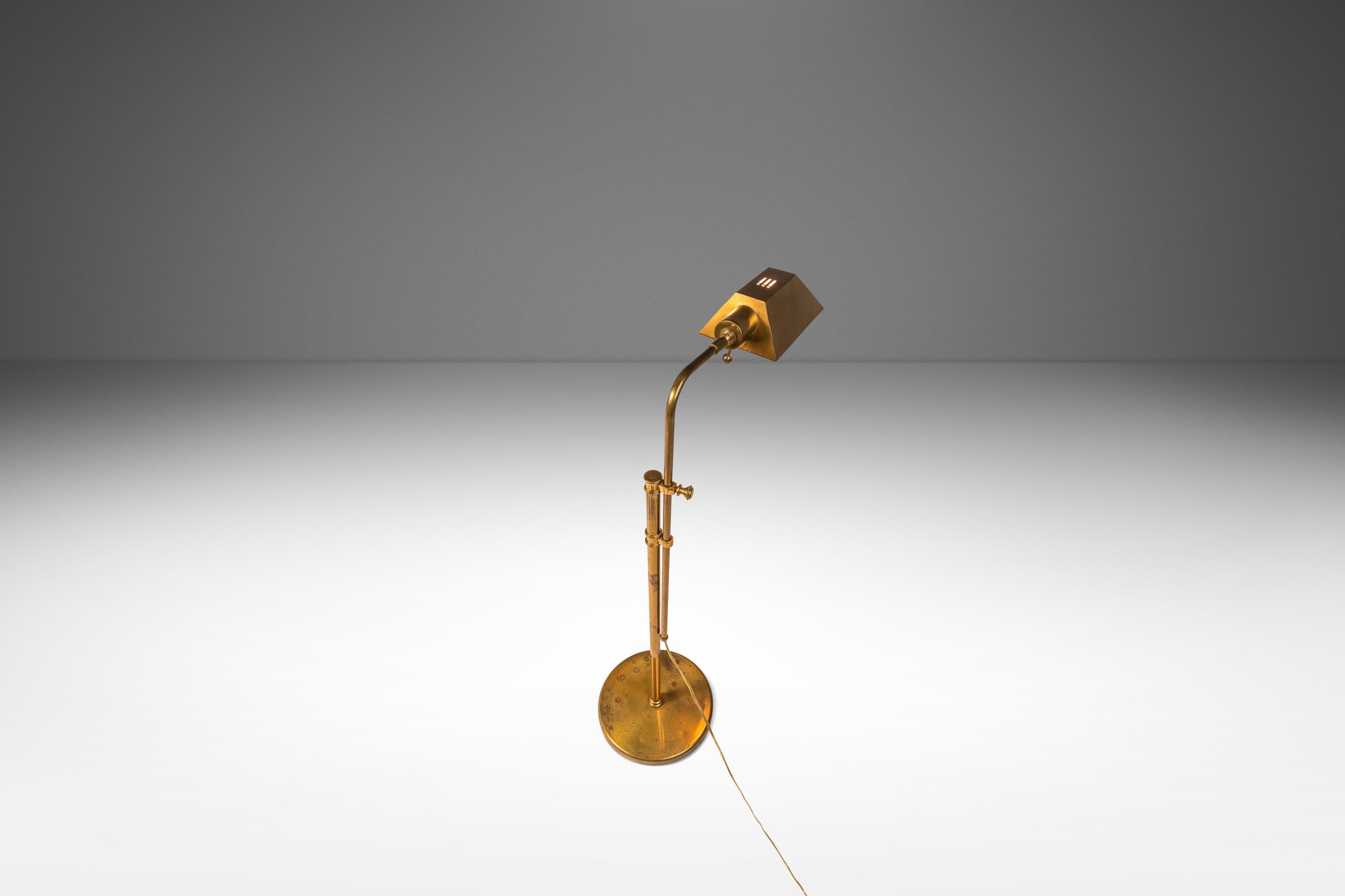 Adjustable Height Brass Floor Lamp Attributed to Koch & Lowy, USA, c. 1970s For Sale 3