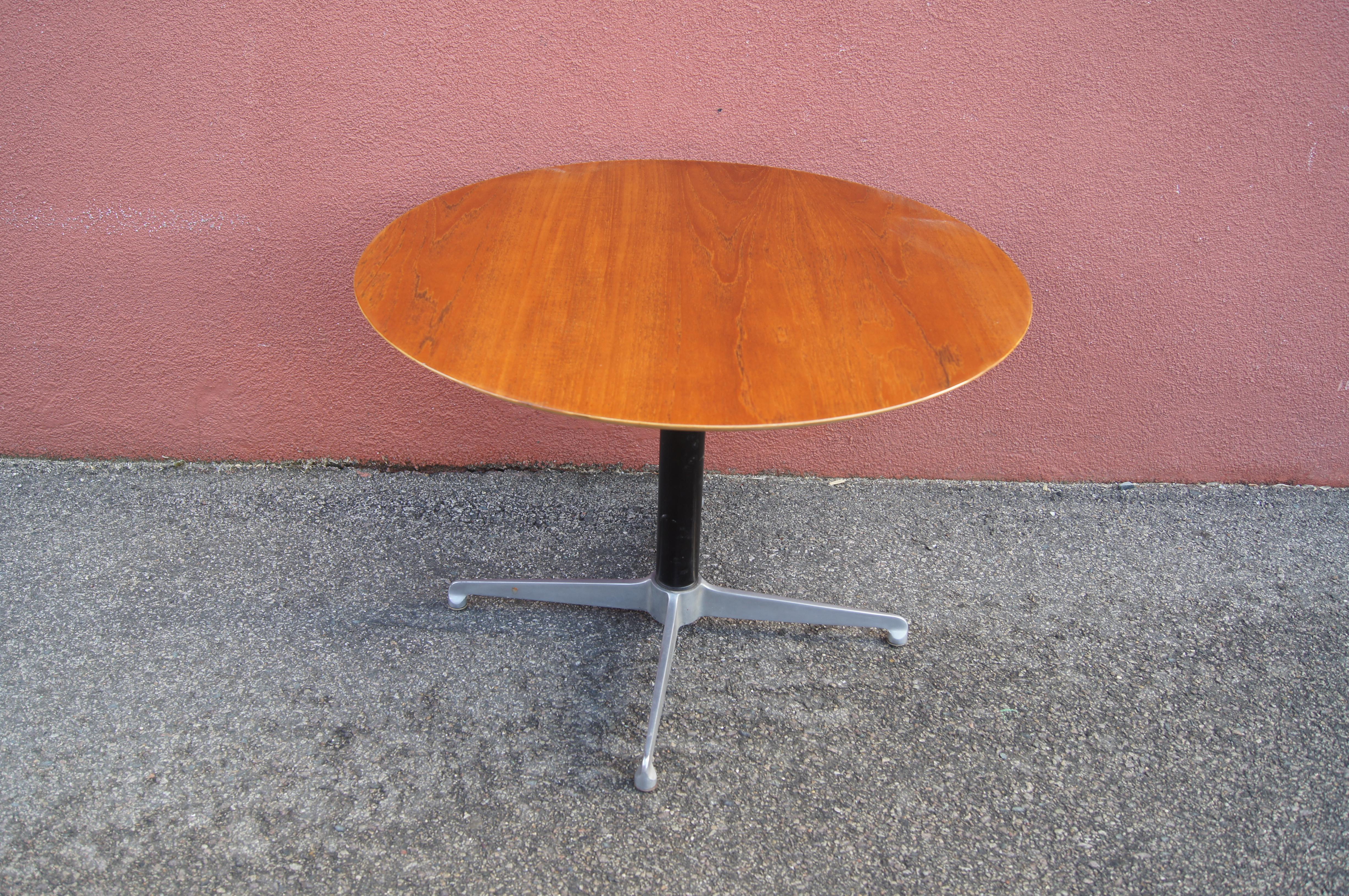 This Danish table has a round teak top on a four-star pedestal base. The height easily adjusts from 16.25 inches to 26.5, allowing it to be used as a small coffee table or as a side table.