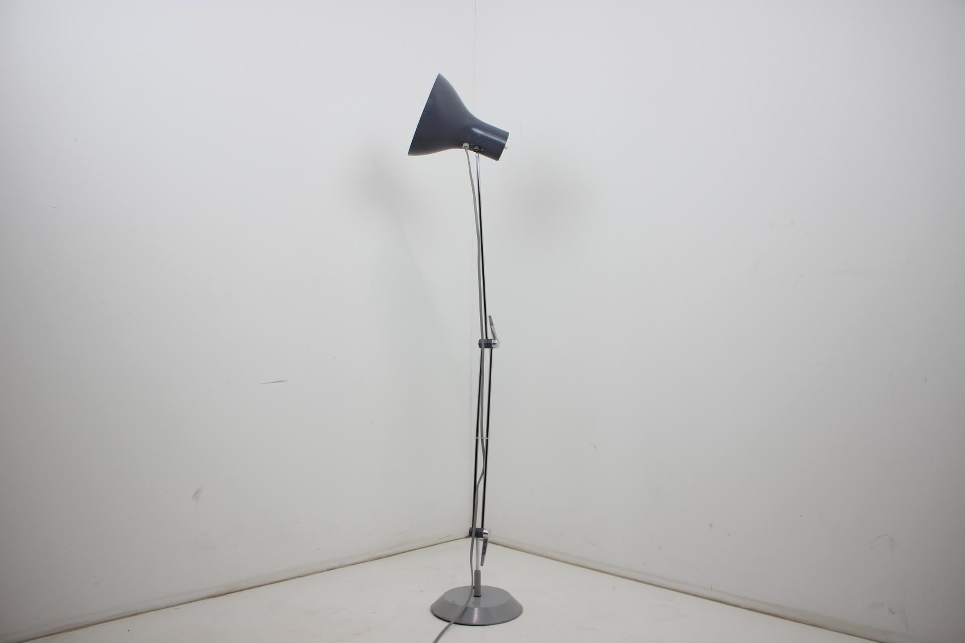 Lámpara de mesa industrial regulable de Napako, años 60, Checoslovaquia Moderno de mediados de siglo en venta