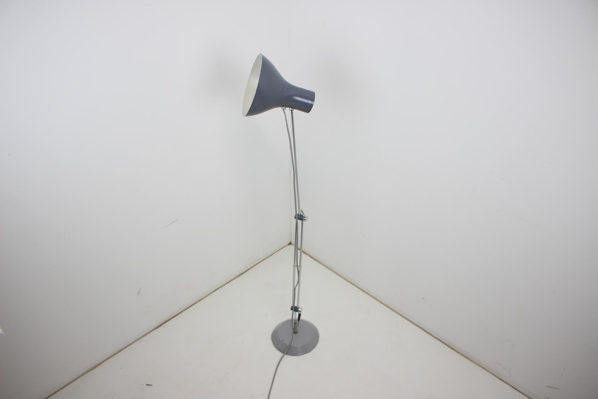 Lámpara de mesa industrial regulable de Napako, años 60, Checoslovaquia en Bueno estado para la venta en Praha, CZ