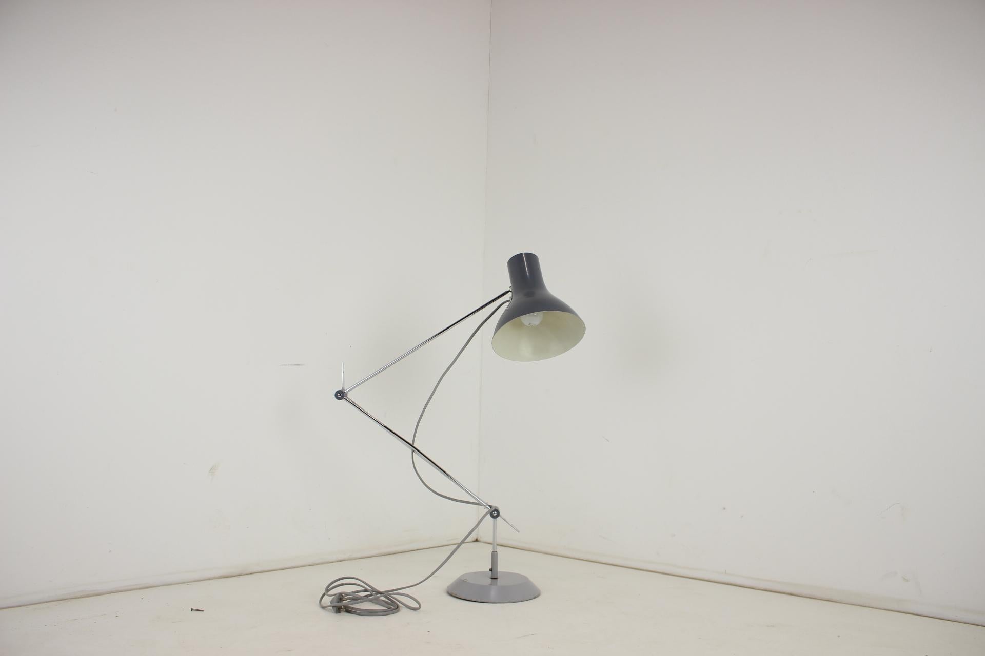 Lámpara de mesa industrial regulable de Napako, años 60, Checoslovaquia mediados del siglo XX en venta
