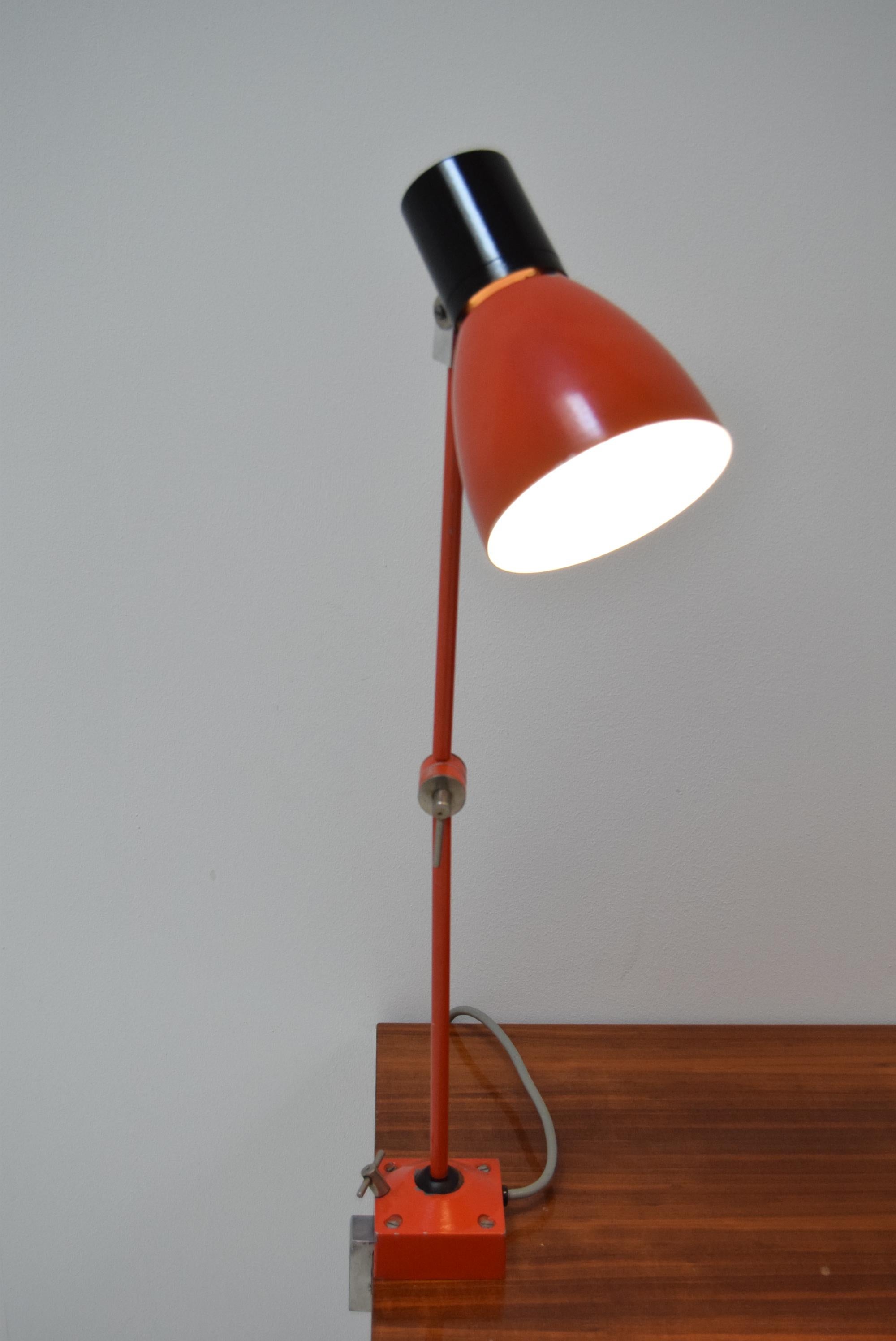 Milieu du XXe siècle Lampe de bureau industrielle réglable, Tchécoslovaquie, années 1960 en vente