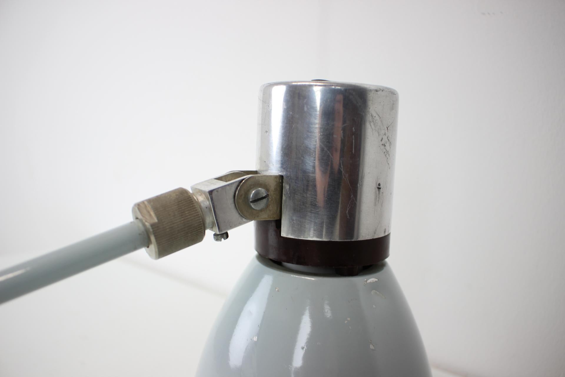 Lámpara industrial regulable de pared/mesa, años 50, Checoslovaquia en venta 5
