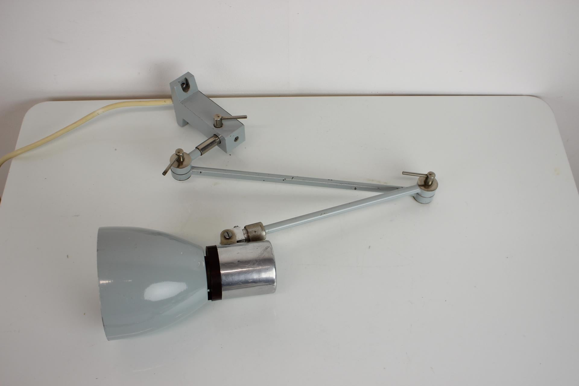 Lámpara industrial regulable de pared/mesa, años 50, Checoslovaquia en venta 7