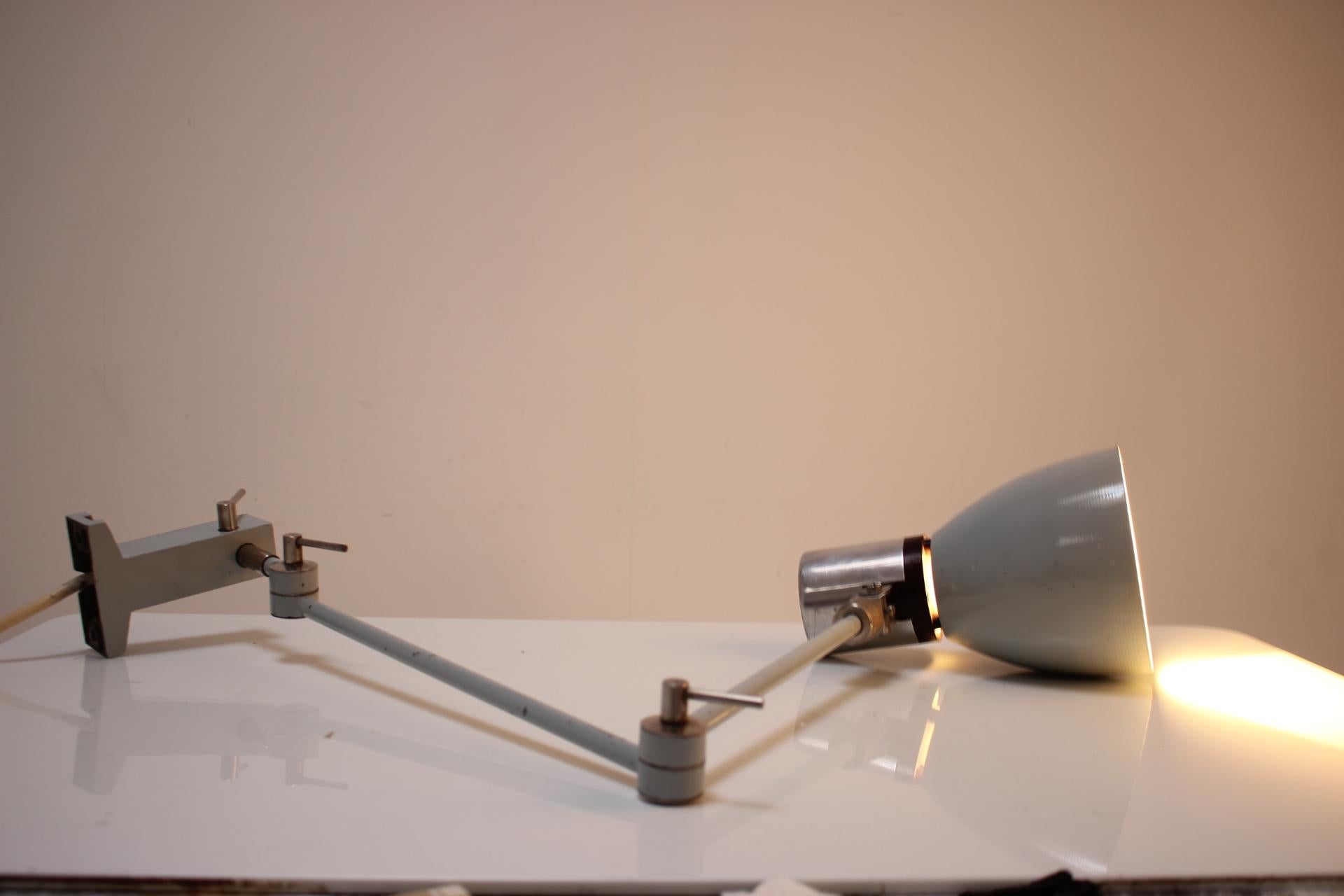 Lámpara industrial regulable de pared/mesa, años 50, Checoslovaquia en venta 8