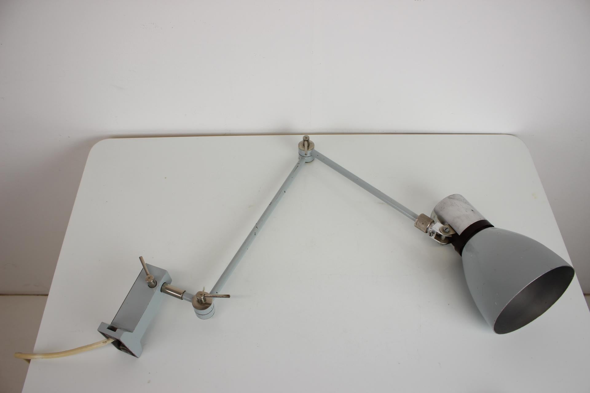 Lámpara industrial regulable de pared/mesa, años 50, Checoslovaquia Moderno de mediados de siglo en venta