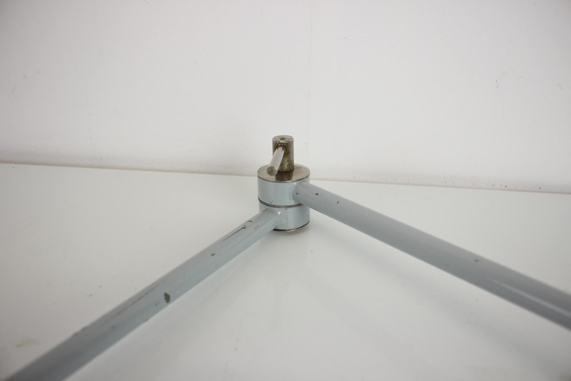 Lámpara industrial regulable de pared/mesa, años 50, Checoslovaquia en Bueno estado para la venta en Praha, CZ