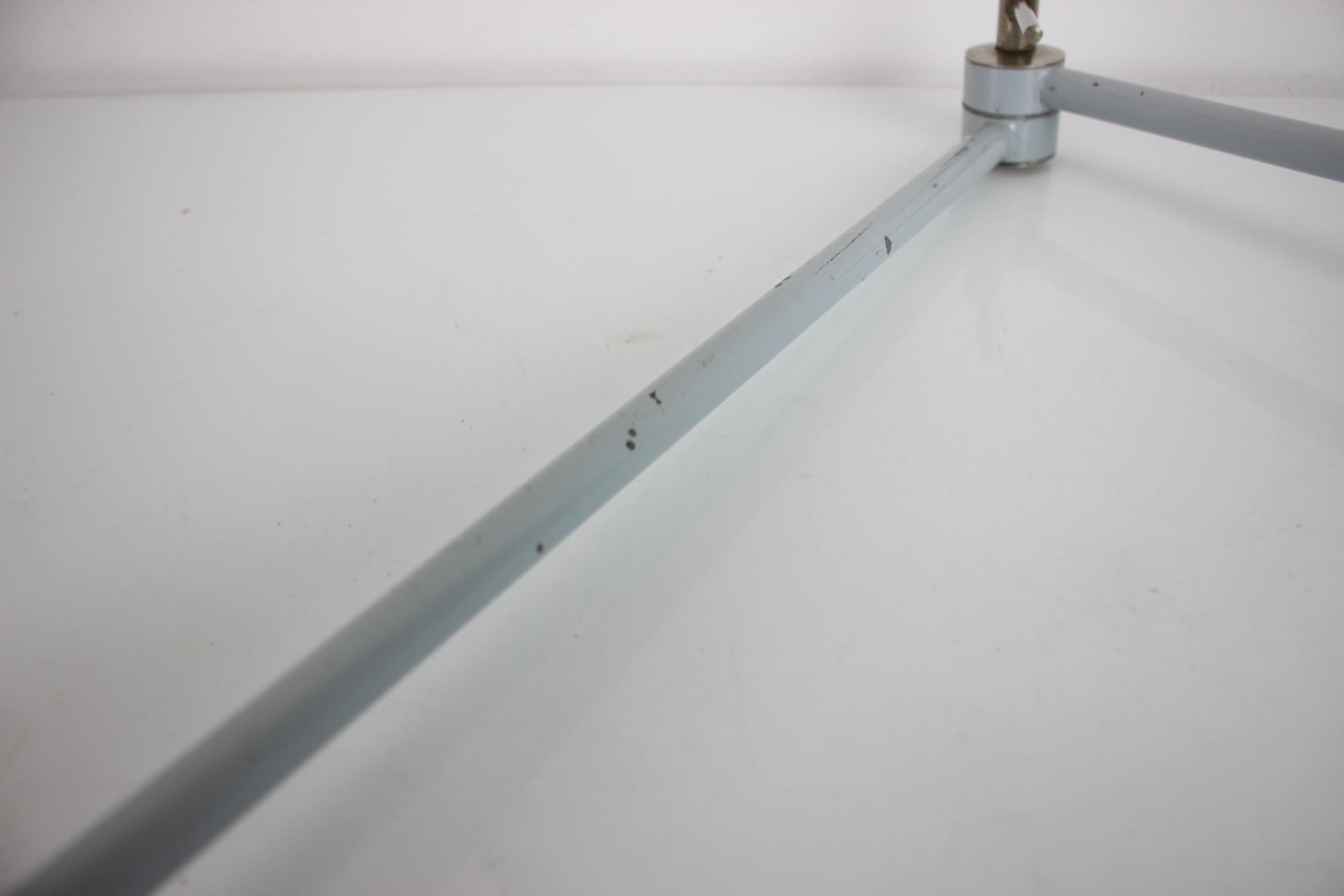 Lámpara industrial regulable de pared/mesa, años 50, Checoslovaquia mediados del siglo XX en venta