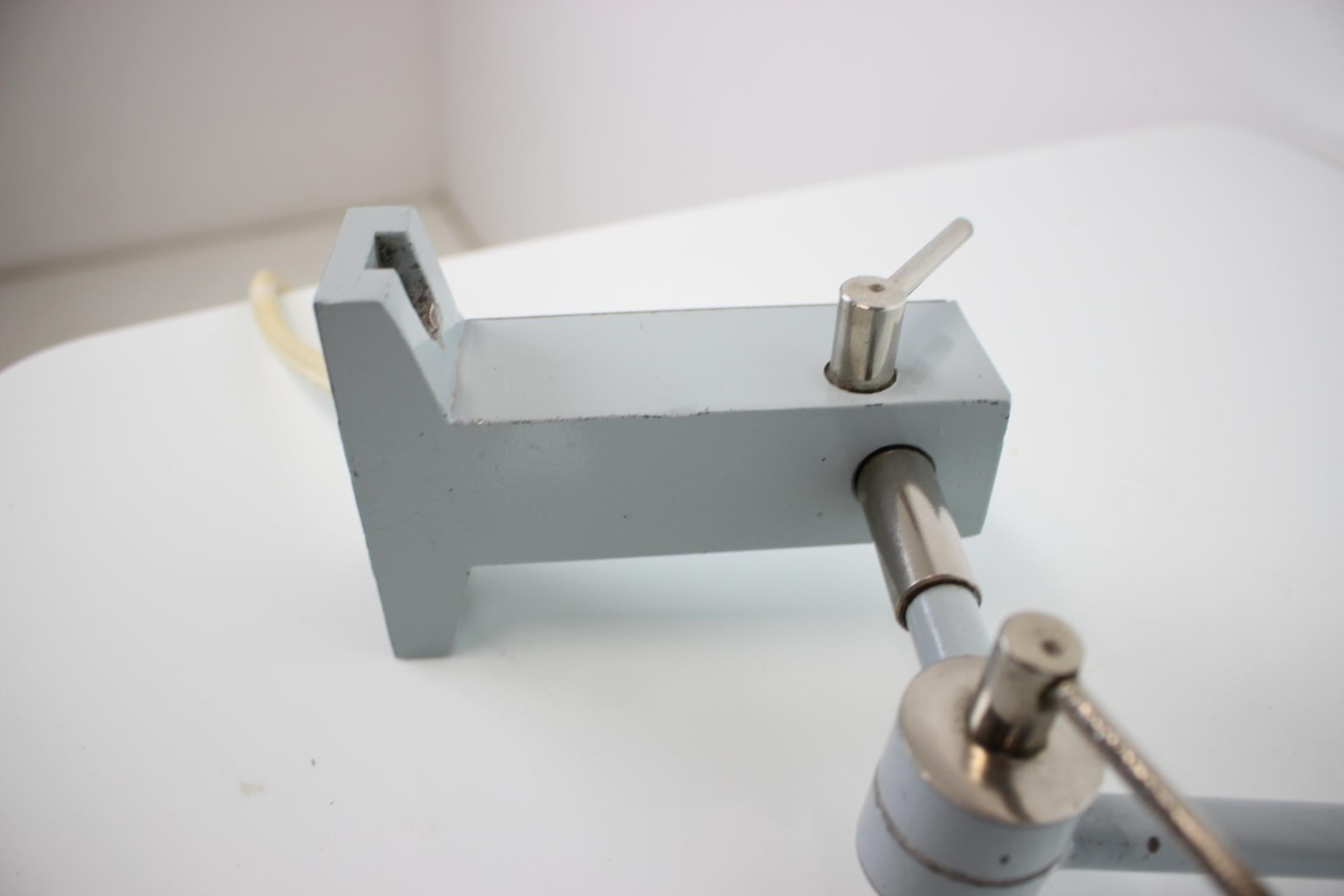 Lámpara industrial regulable de pared/mesa, años 50, Checoslovaquia Metal en venta
