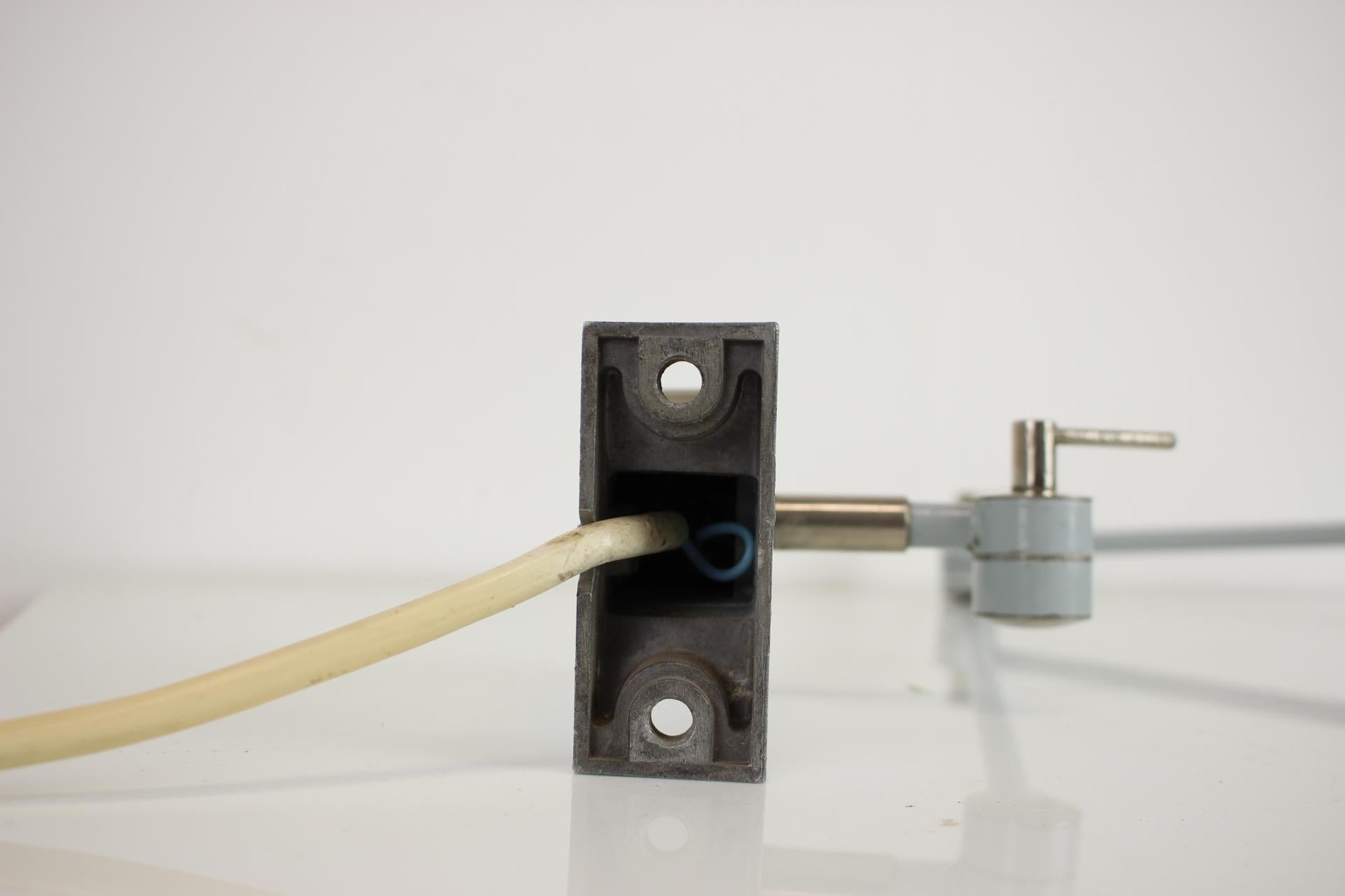 Lámpara industrial regulable de pared/mesa, años 50, Checoslovaquia en venta 1