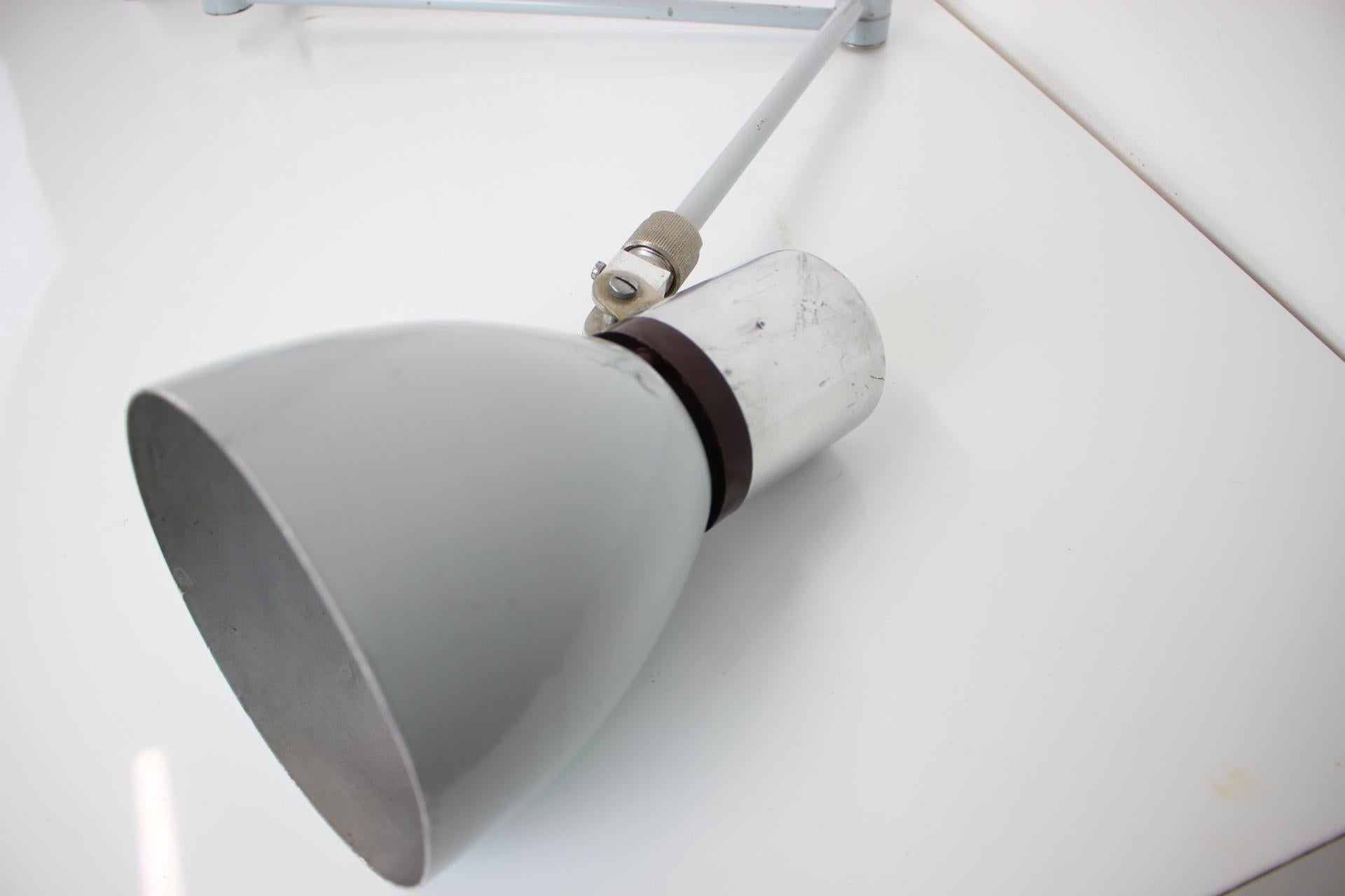 Lámpara industrial regulable de pared/mesa, años 50, Checoslovaquia en venta 3