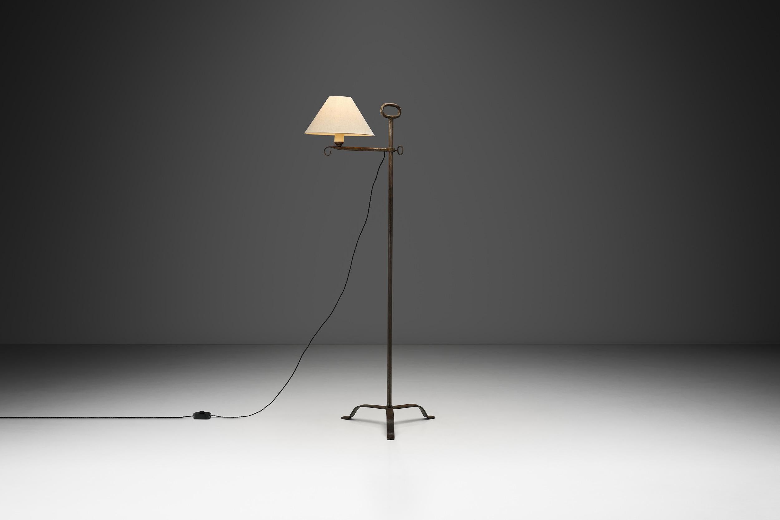 Das europäische Design der Nachkriegszeit war geprägt von einer Hinwendung zu Zurückhaltung, Eleganz und intelligenter Verwendung von MATERIALEN. Die Designer dieser Zeit legten Wert auf raffinierte Proportionen, taktile Kontraste und
