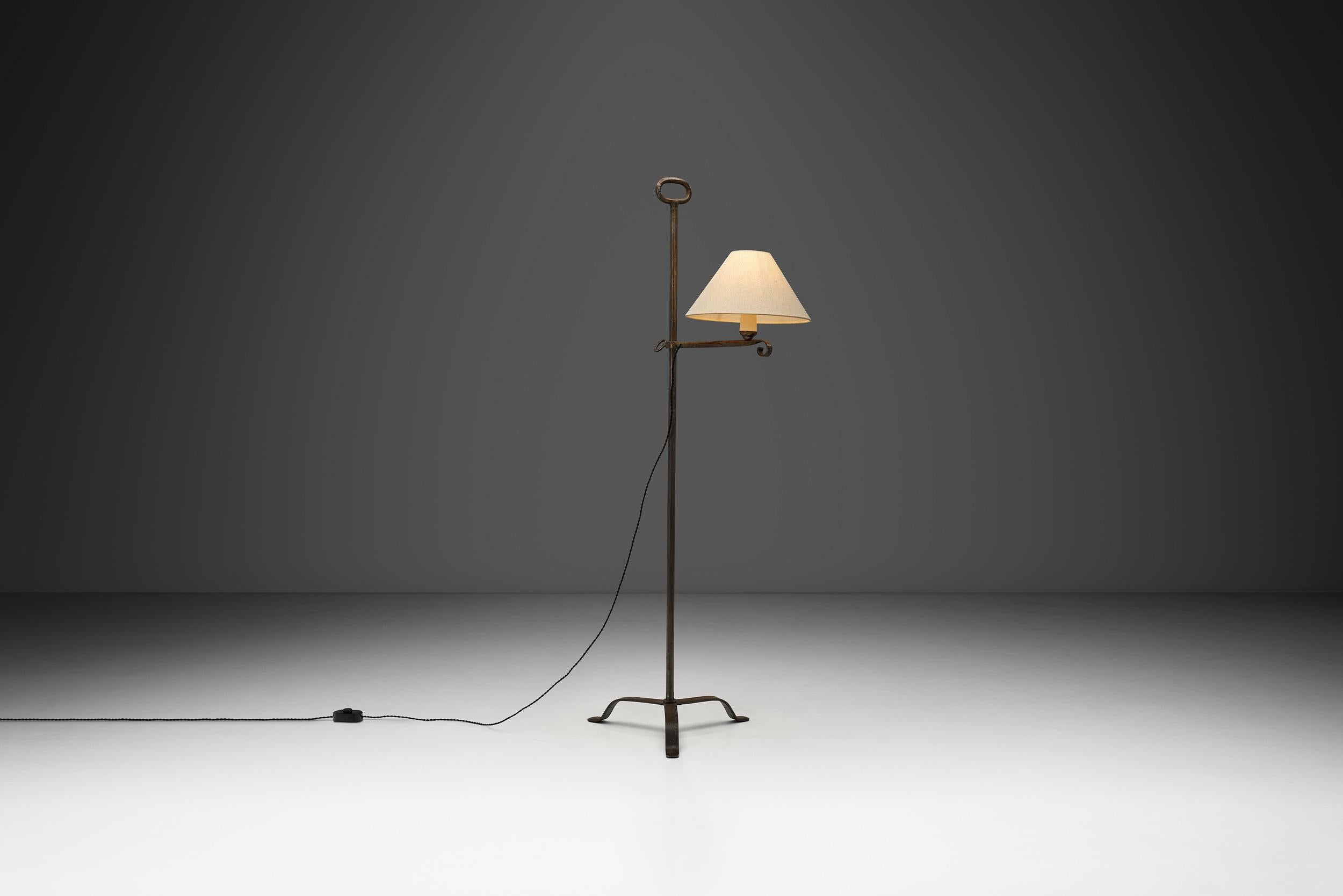 Verstellbare Stehlampe aus Eisen mit spiralförmigem, detailliertem Arm, Europa Mitte des 20. (Europäisch) im Angebot