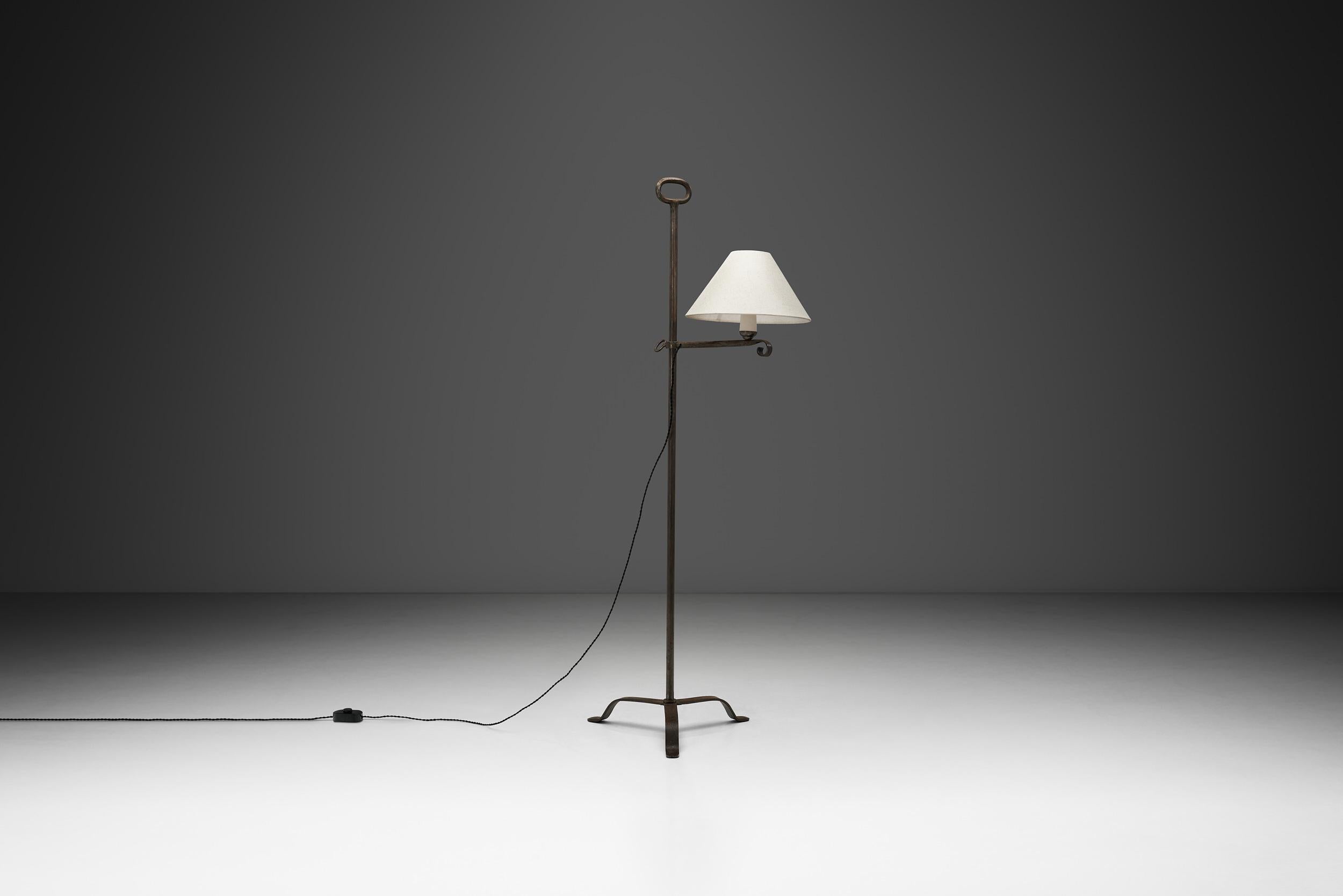 Verstellbare Stehlampe aus Eisen mit spiralförmigem, detailliertem Arm, Europa Mitte des 20. im Zustand „Gut“ im Angebot in Utrecht, NL