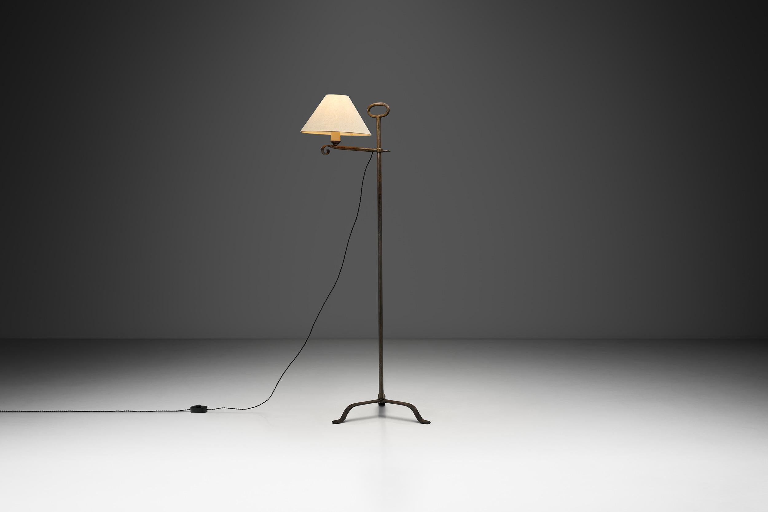 Verstellbare Stehlampe aus Eisen mit spiralförmigem, detailliertem Arm, Europa Mitte des 20. (20. Jahrhundert) im Angebot