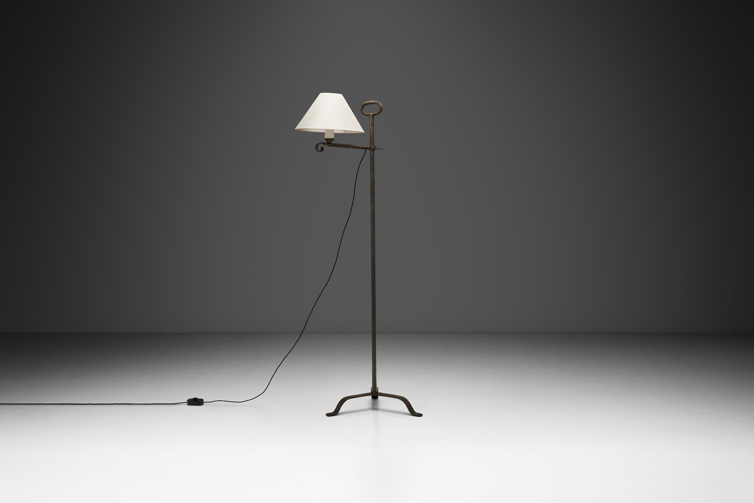 Verstellbare Stehlampe aus Eisen mit spiralförmigem, detailliertem Arm, Europa Mitte des 20. (Schmiedeeisen) im Angebot