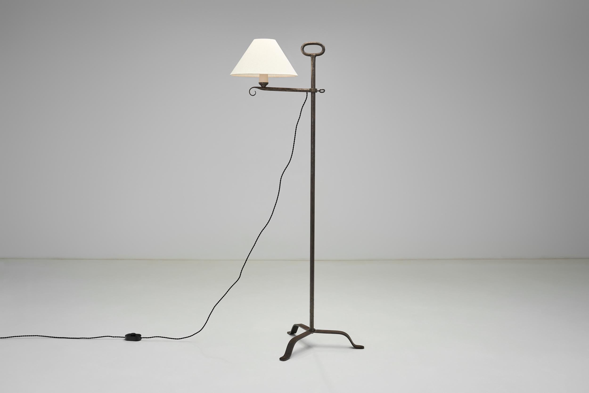 Verstellbare Stehlampe aus Eisen mit spiralförmigem, detailliertem Arm, Europa Mitte des 20. im Angebot 1