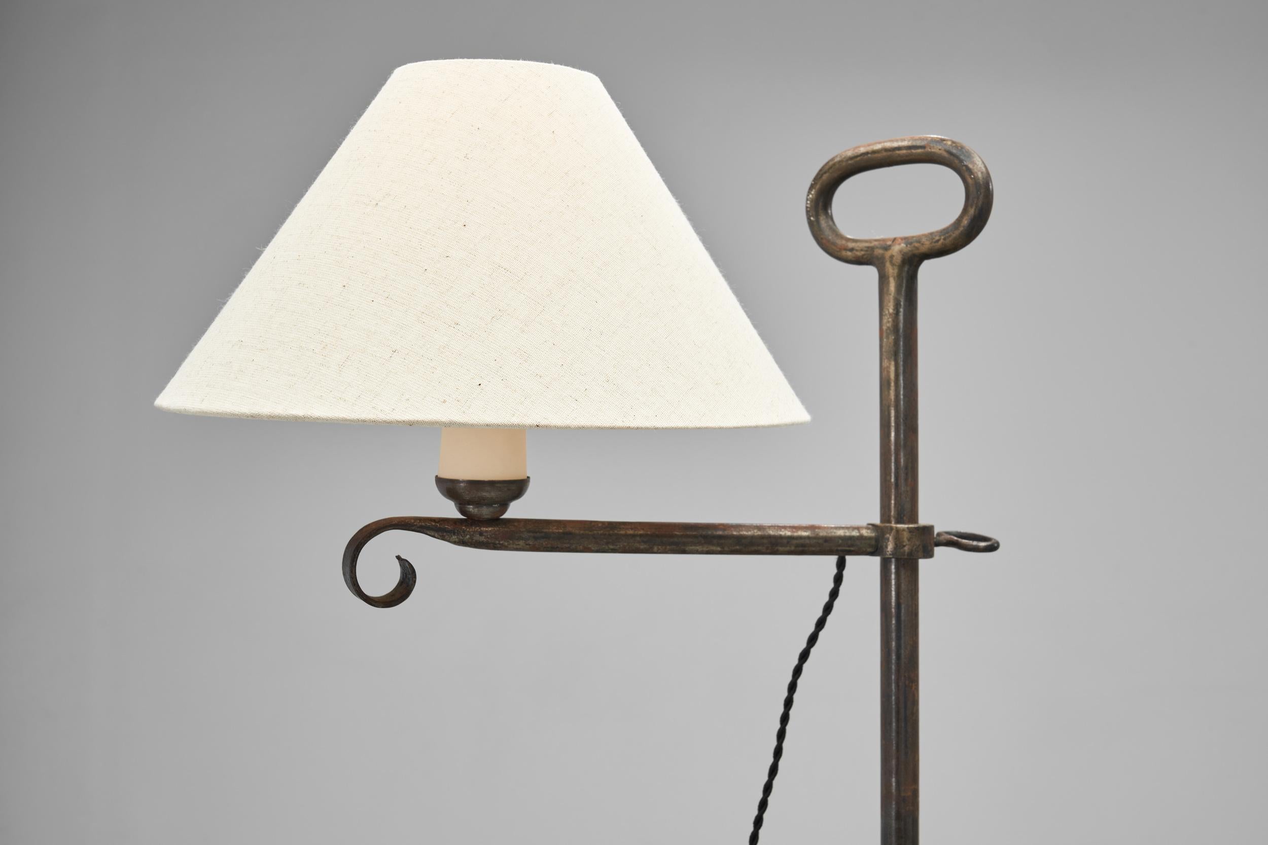 Verstellbare Stehlampe aus Eisen mit spiralförmigem, detailliertem Arm, Europa Mitte des 20. im Angebot 2