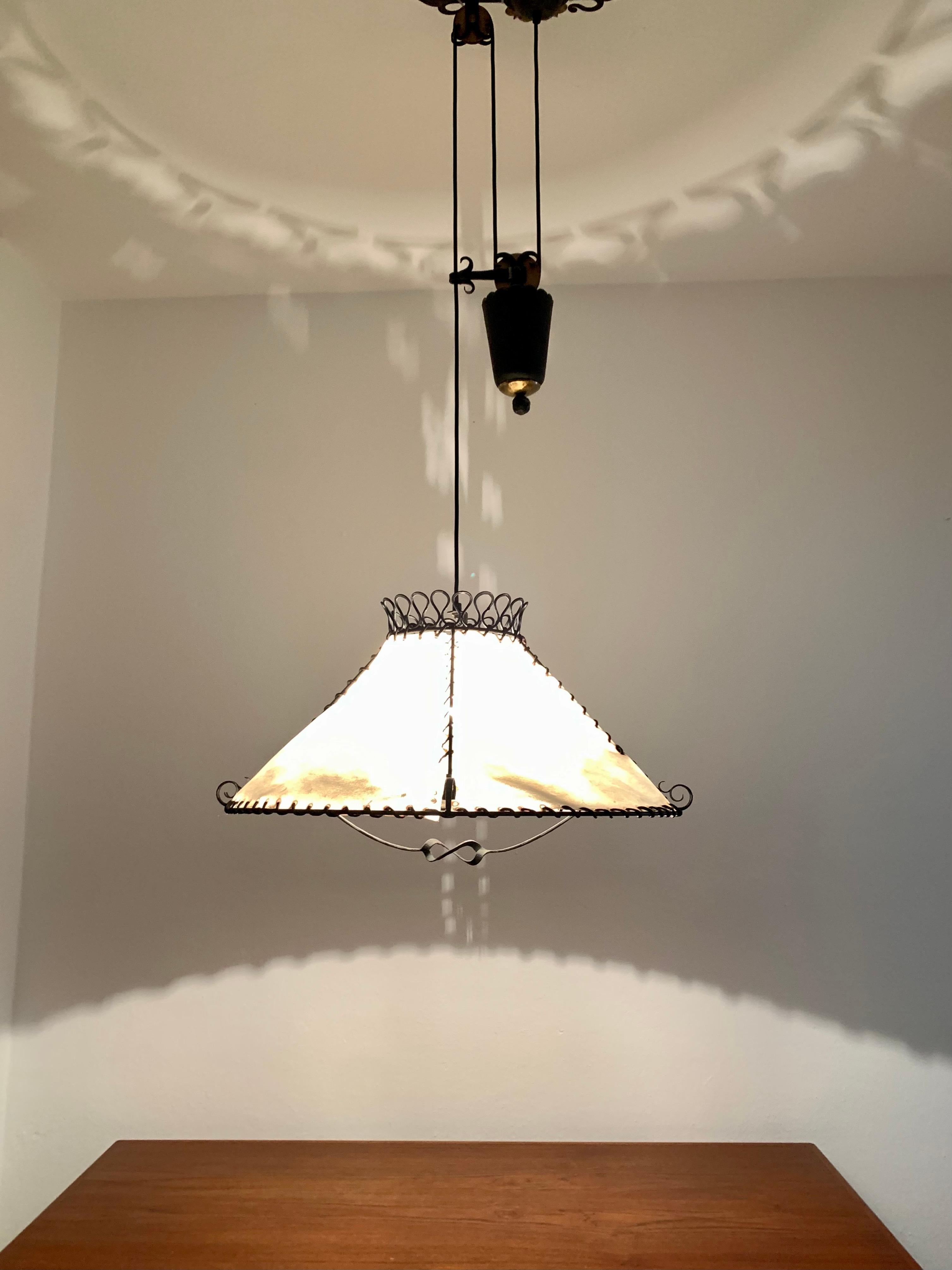 Lampada a sospensione regolabile in ferro con contrappeso in vendita 2