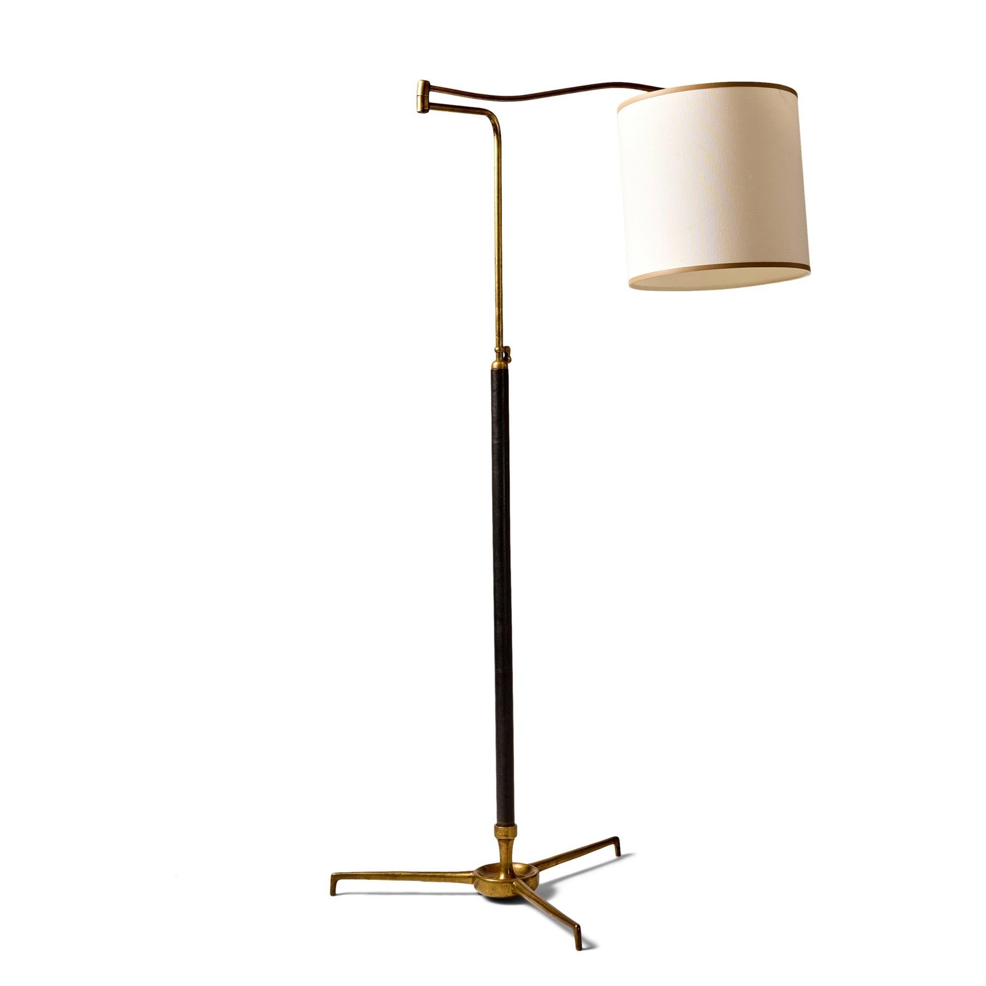 Italiano Lampada da terra regolabile con rivestimento in pelle di Angelo Lelli per Arredoluce in vendita