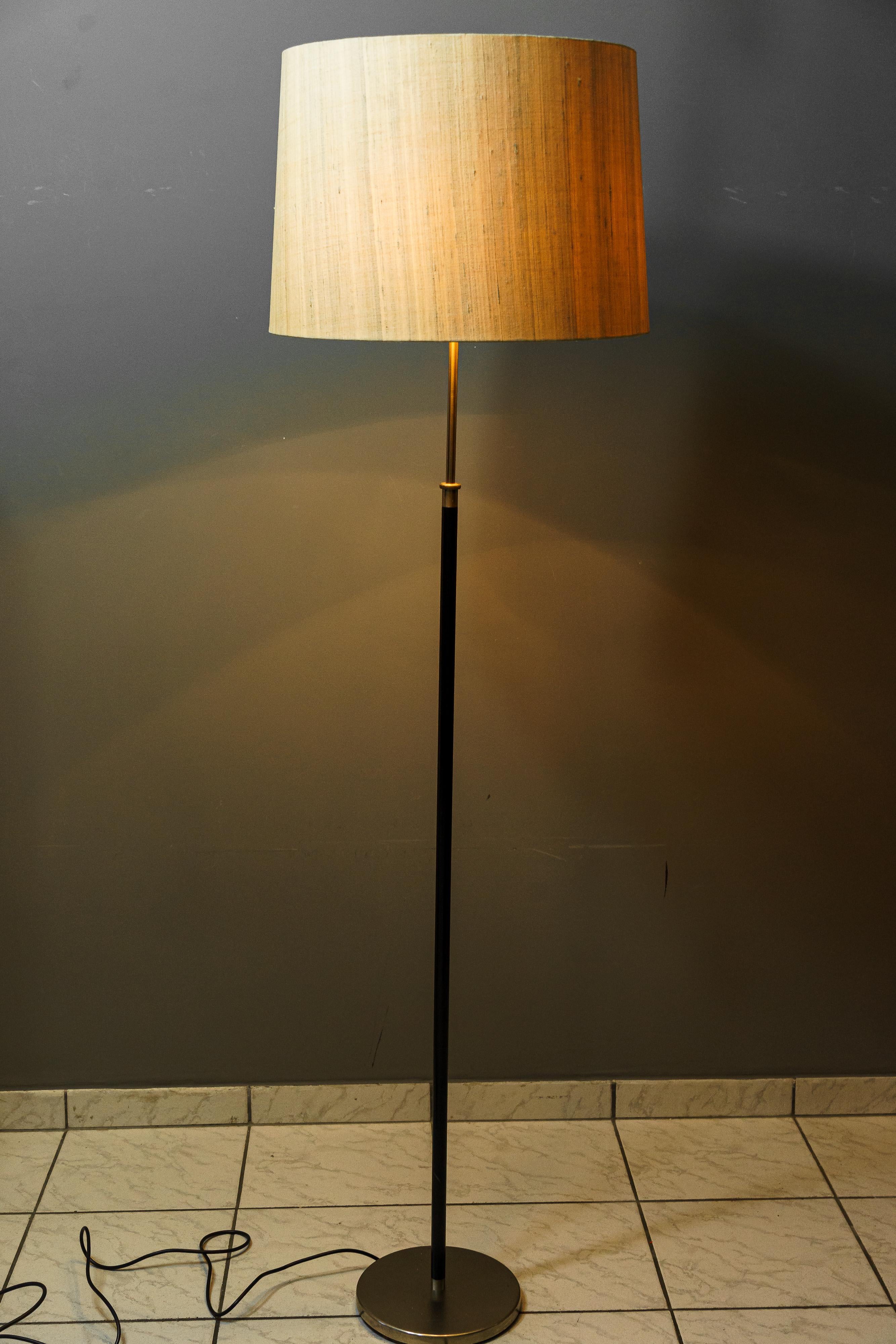 Verstellbare Stehlampe J.T.Kalmar Wien um 1950 mit Stoffschirm im Angebot 4