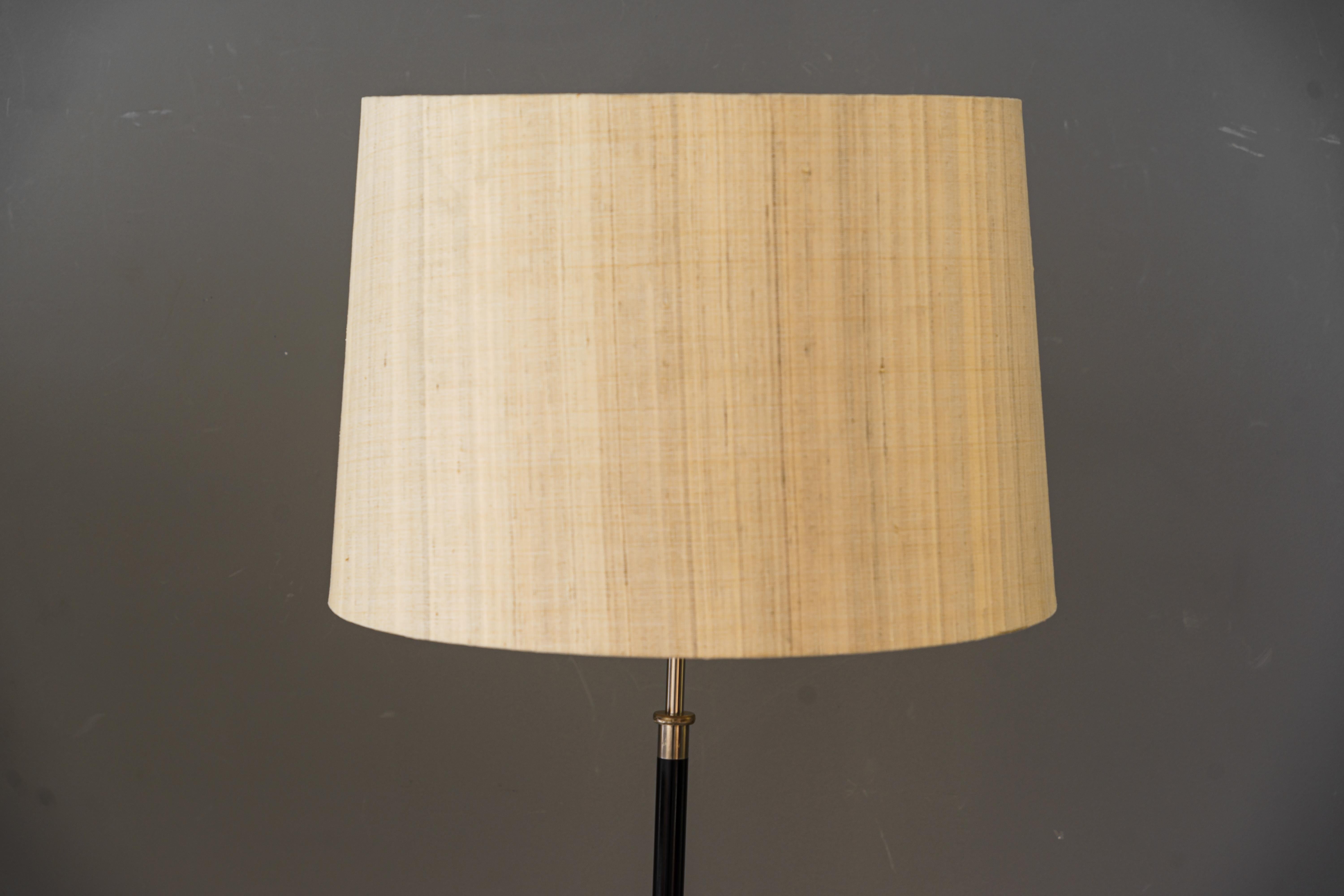 J.T.Kalmar Stehlampe wien um 1950
Nickel - plattiert 
Geschwärzt
Ursprünglicher Zustand
Einstellbar von 154cm bis zu 180cm.