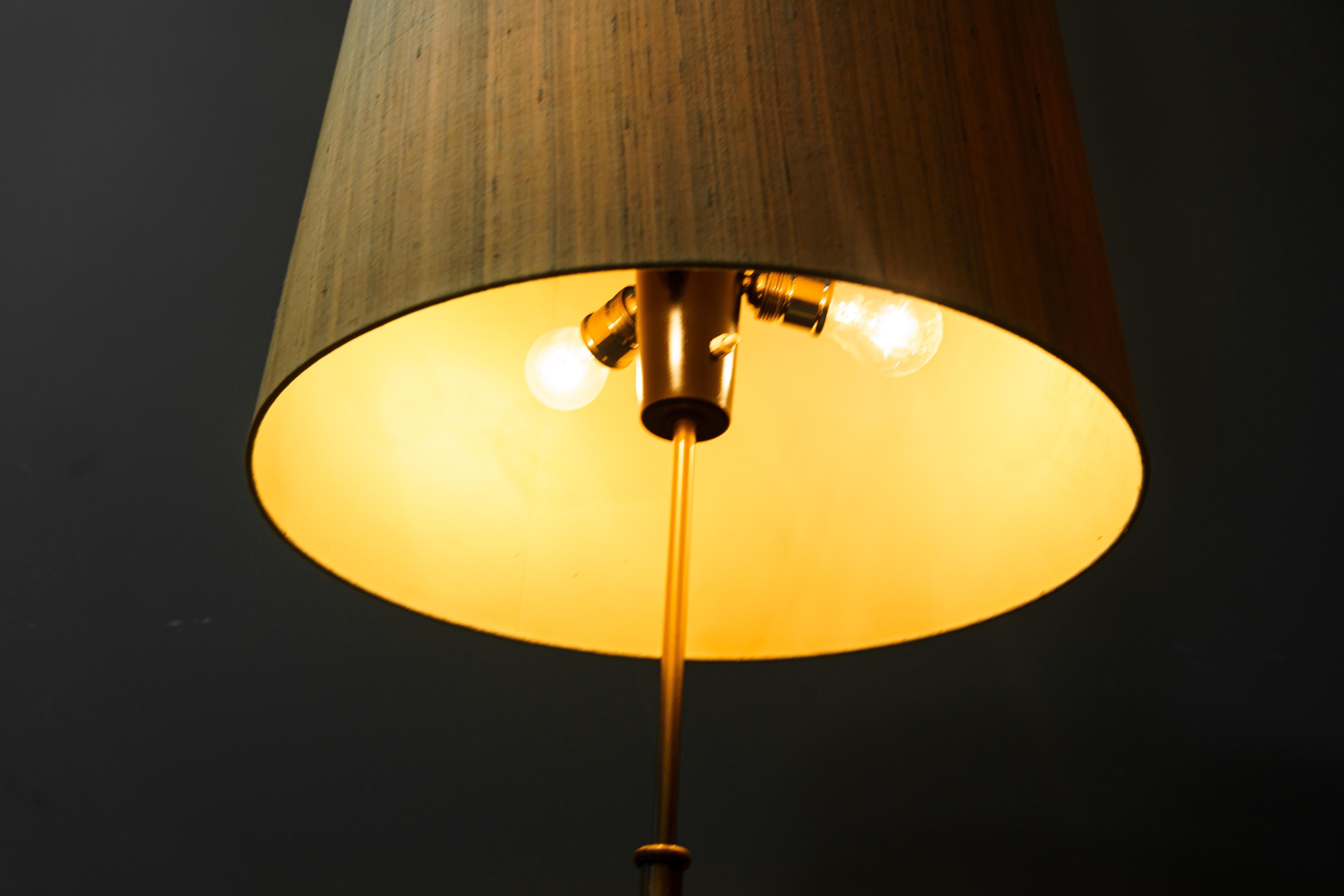 Verstellbare Stehlampe J.T.Kalmar Wien um 1950 mit Stoffschirm im Angebot 18