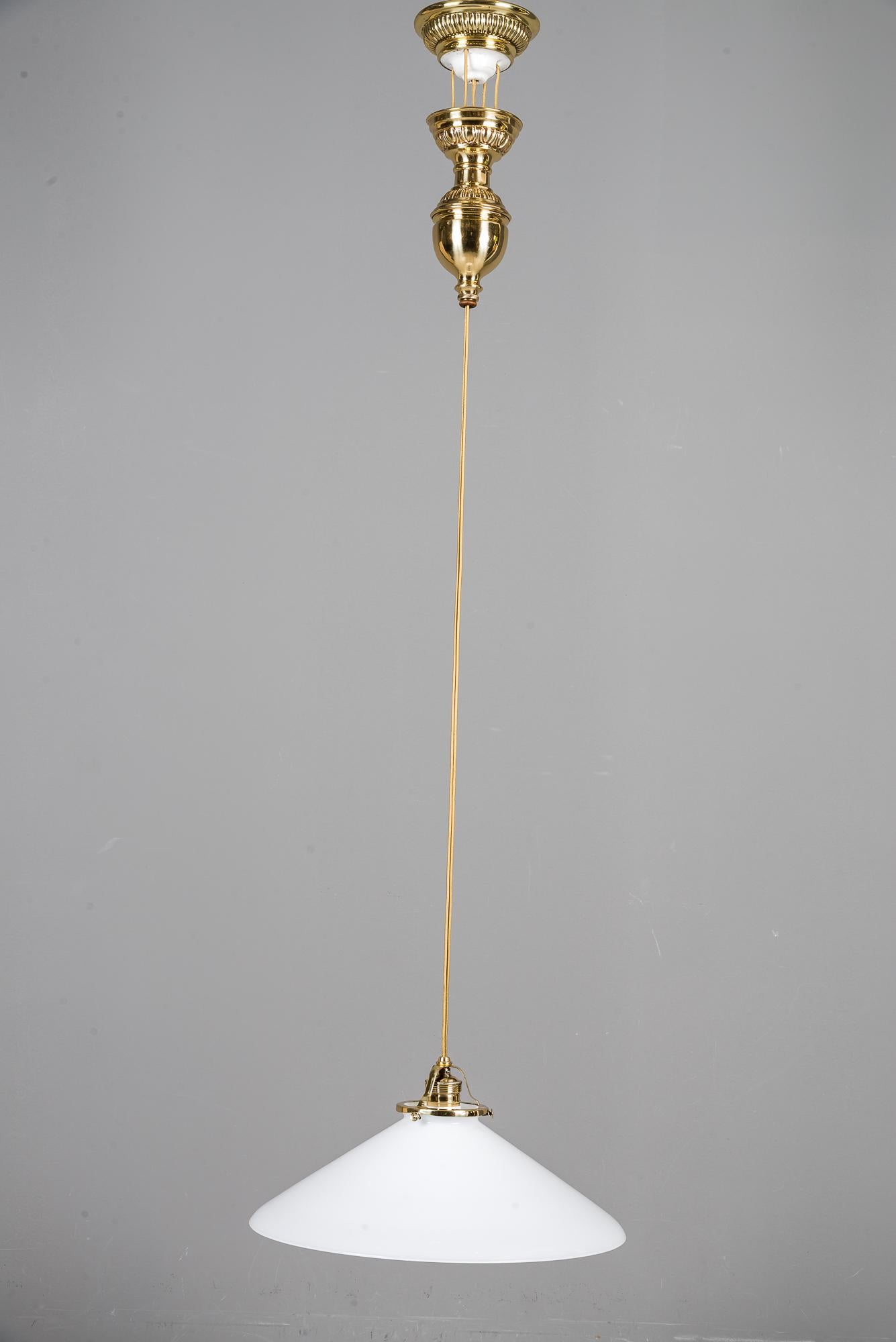 Adjustable Jugendstil pendant, Vienna, around 1908
Brass parts polished and stove enamelled
New wire
Opal glass shade.
