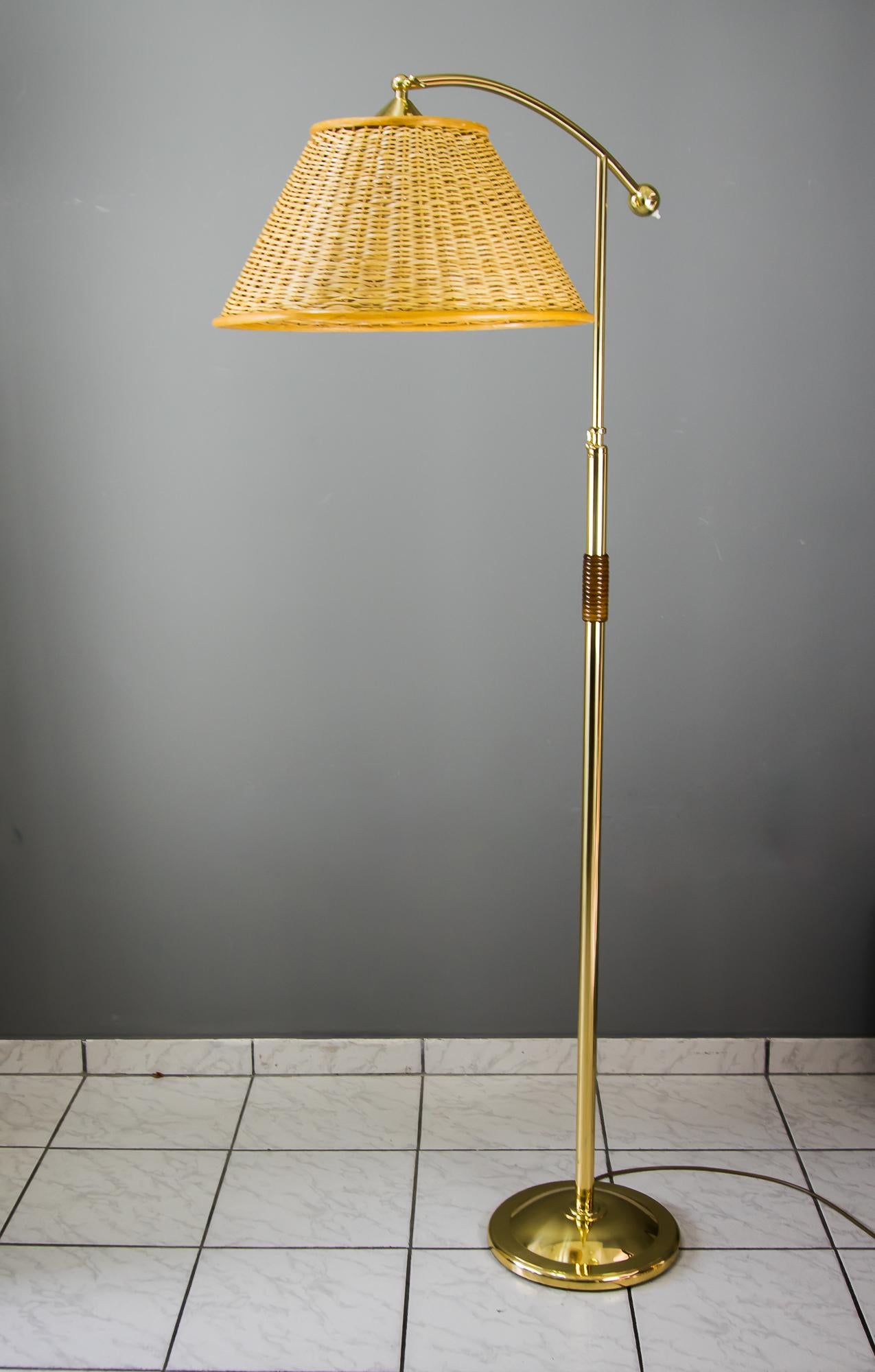 Lampadaire Kalmar réglable, Vienne, vers les années 1950.
Laiton poli et émaillé au four
Abat-jour original en osier en bon état
Abat-jour pivotant
Hauteur réglable de 141 cm à 176 cm.