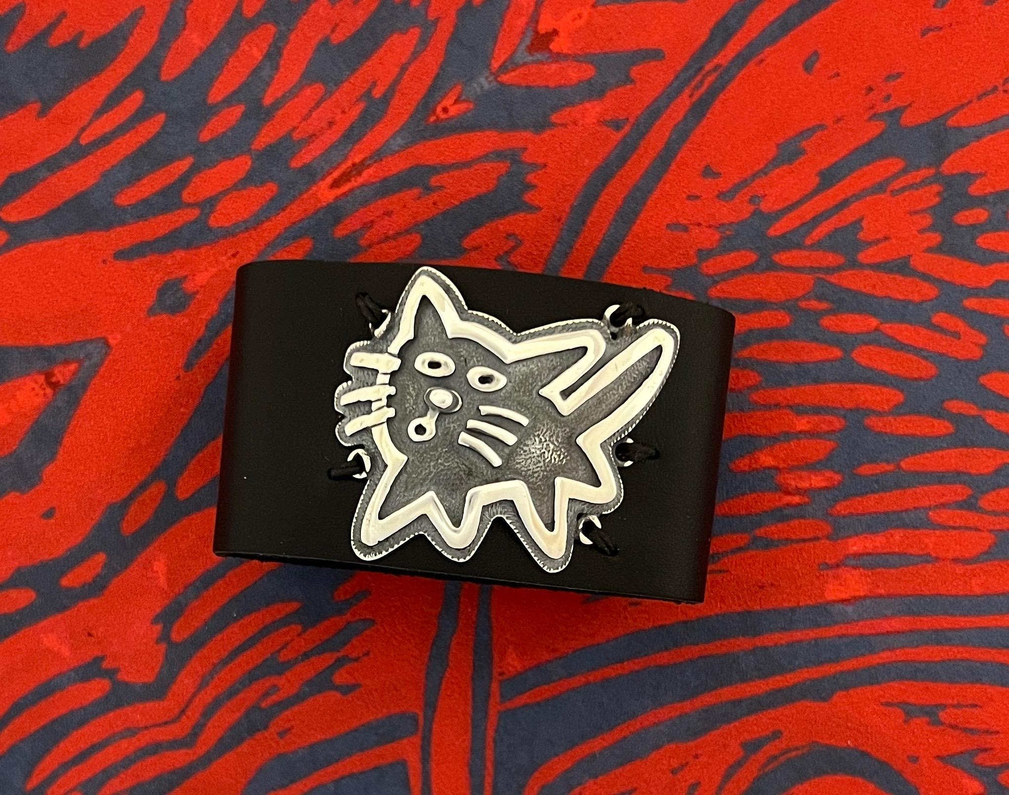 Contemporain Manchette réglable en cuir Kitty de Melanie Yazzie, cuir noir, argent sterling