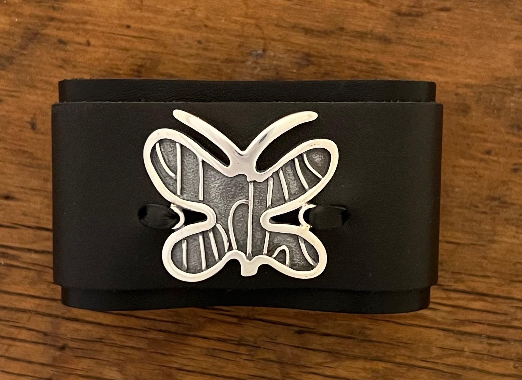Manchette réglable en cuir Kitty de Melanie Yazzie, cuir noir, argent sterling 1