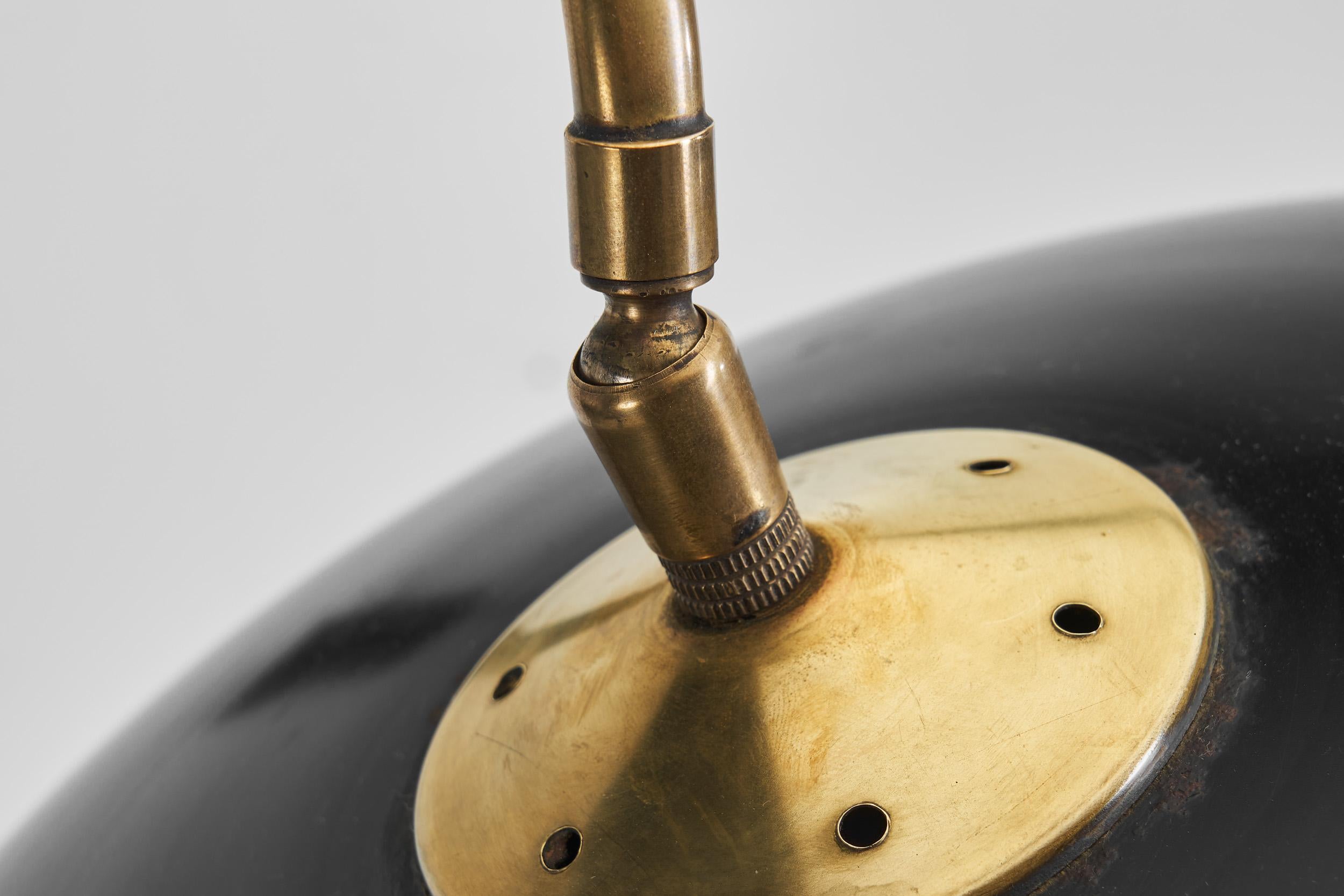 Verstellbare Wandleuchte mit Untertasse aus lackiertem Metall von Maison Arlus, Frankreich ca. 1950er Jahre im Angebot 4