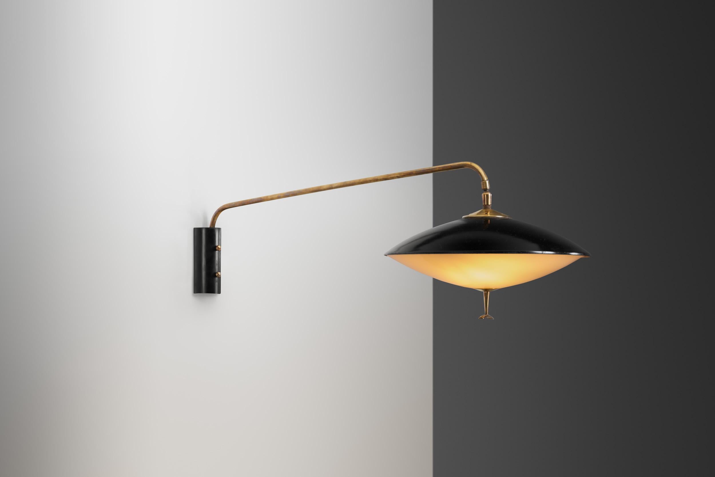 Maison Arlus ist ein französisches Unternehmen für Beleuchtungsdesign, das Anfang des 20. Jahrhunderts von Robert und Jean Arlus gegründet wurde. Das Unternehmen erlangte schnell Anerkennung für seine innovativen und stilvollen Beleuchtungskörper,