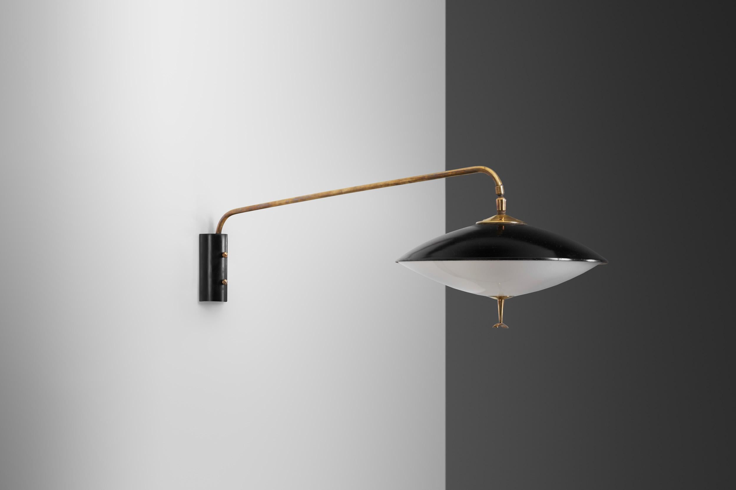 Verstellbare Wandleuchte mit Untertasse aus lackiertem Metall von Maison Arlus, Frankreich ca. 1950er Jahre (Moderne der Mitte des Jahrhunderts) im Angebot