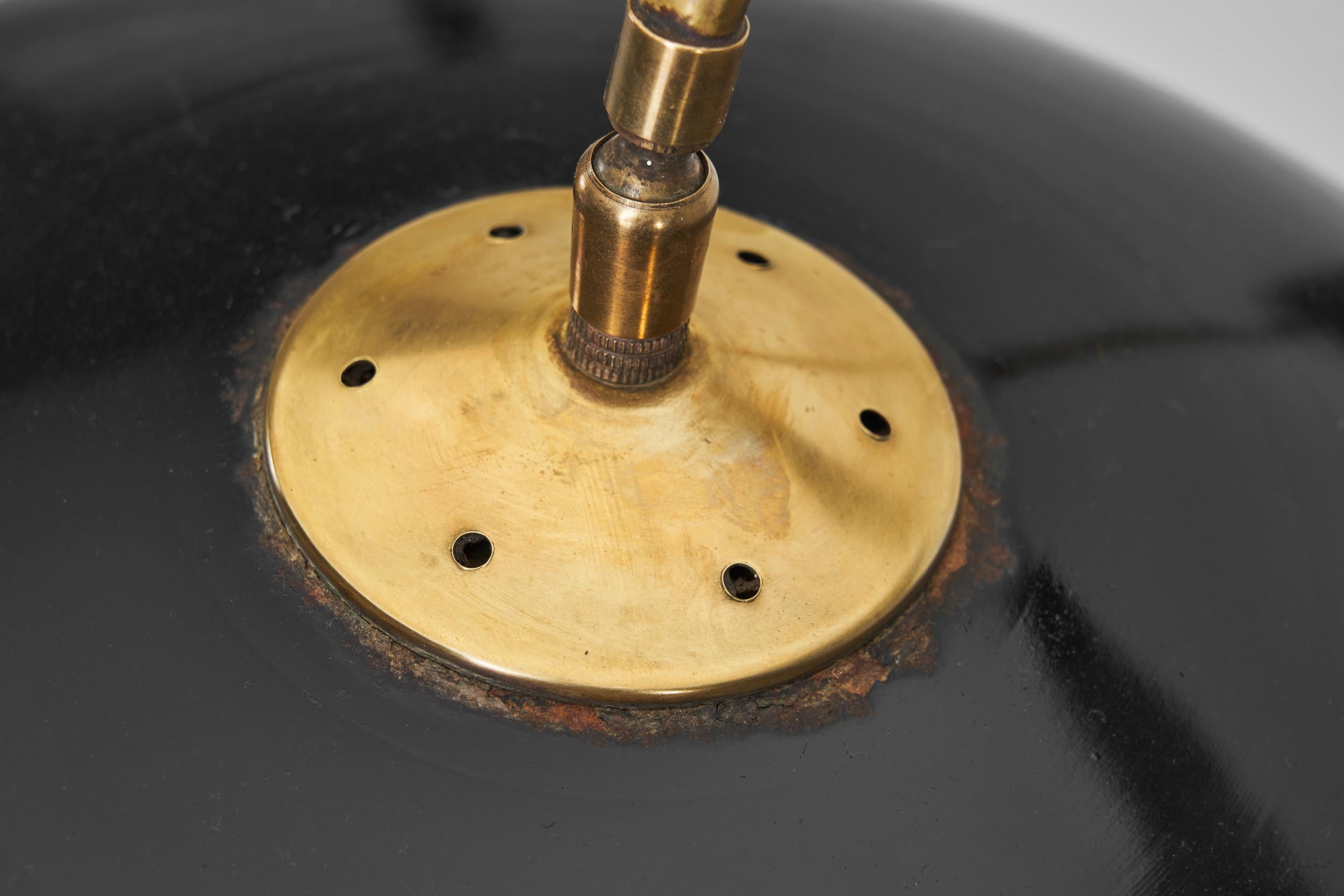 Verstellbare Wandleuchte mit Untertasse aus lackiertem Metall von Maison Arlus, Frankreich ca. 1950er Jahre im Angebot 3