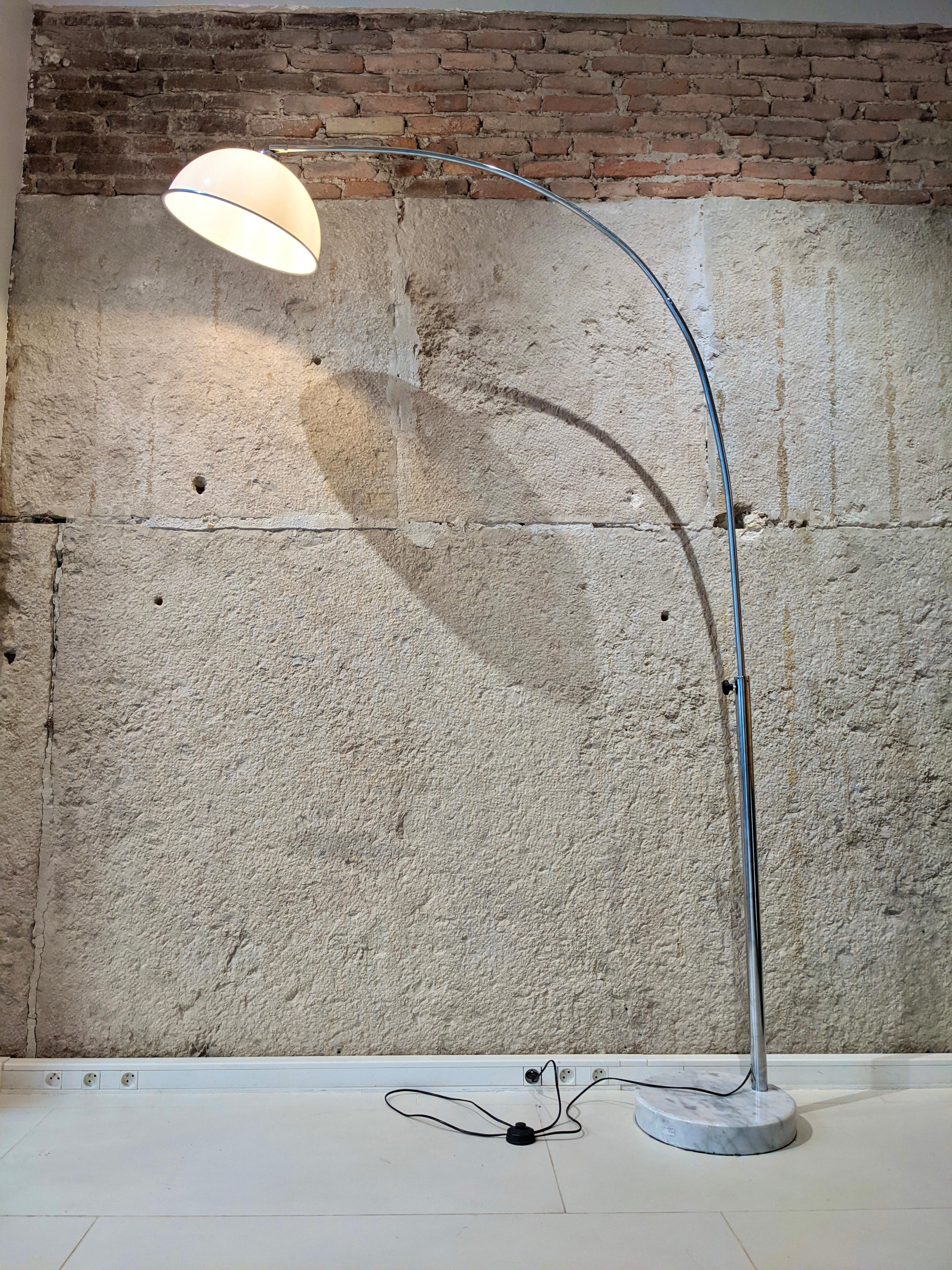 Adjustable lamp floor with lampshade in methacrylate. 1970s. Very good condition.
Measures: Maximum height : 226 cm
Minimum height : 190 cm
Diameter : 40 cm.
