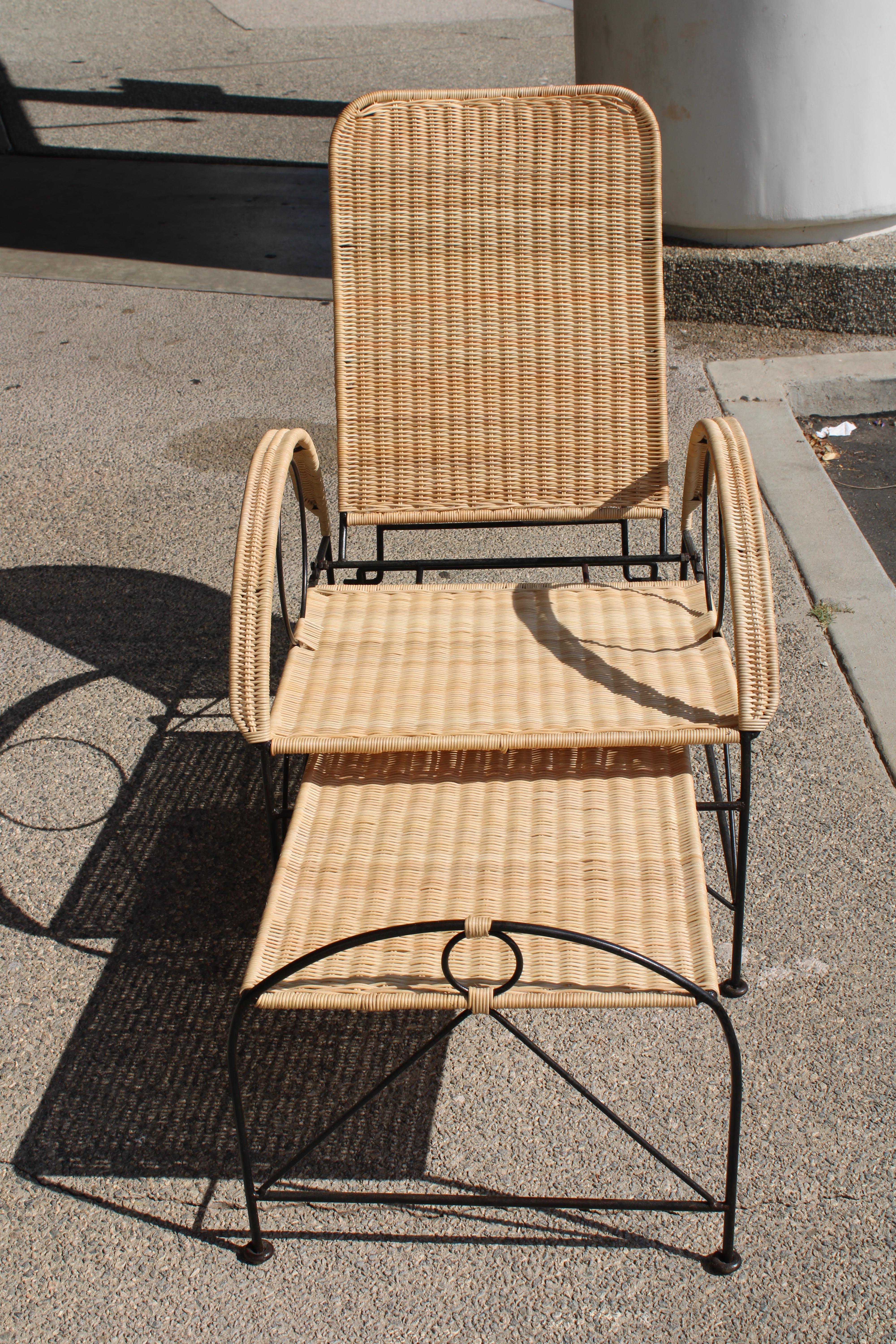 Sillón ajustable y otomana atribuidos al diseñador francés Robert Lempereur. El respaldo se pliega hacia delante y la otomana se desliza bajo el asiento.  La silla mide 24,75