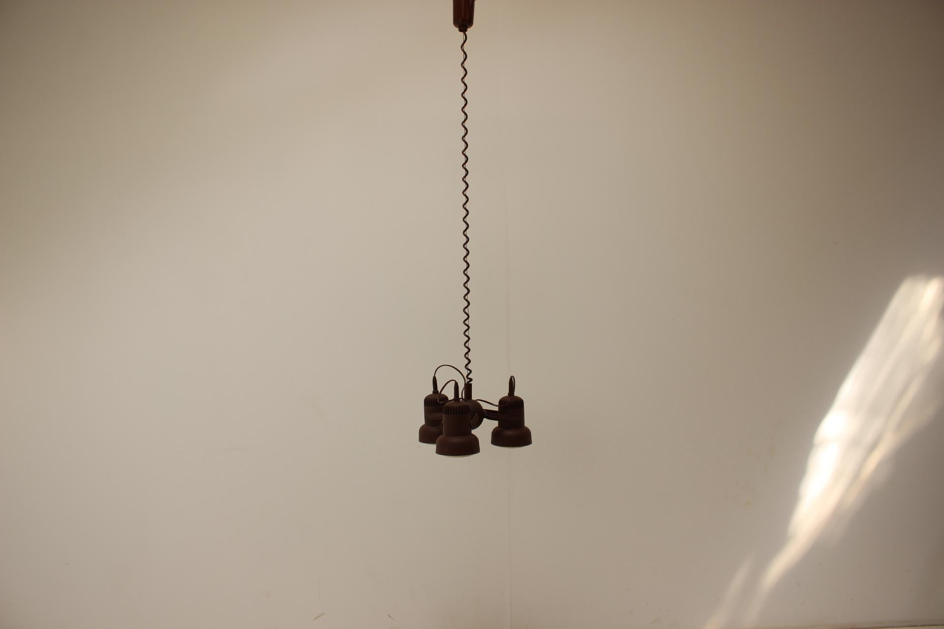 Lampadario regolabile realizzato in Ungheria negli anni '70.
Realizzato in plastica e metallo.
In condizioni originali, tutto è perfettamente funzionante.
Ripulito, pulito.




  