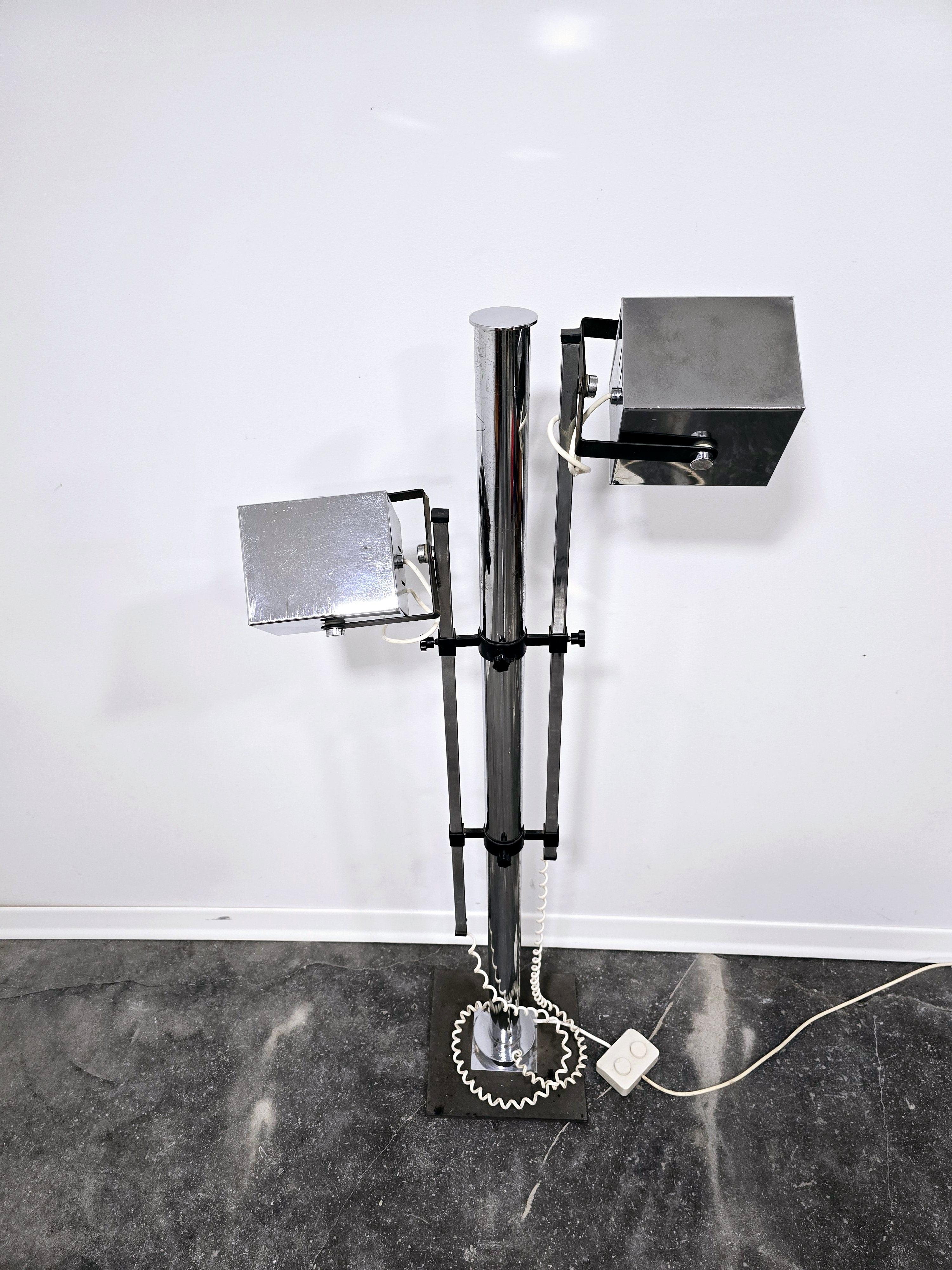 Stehlampe mit zwei Schirmen, italienisches Design, 1970er Jahre.

Die beiden Lampen sind unabhängig voneinander höhenverstellbar.

Zwei Strahler können an zwei Punkten angelenkt werden, was unendlich viele Lichtkombinationen ermöglicht.

Doppelter