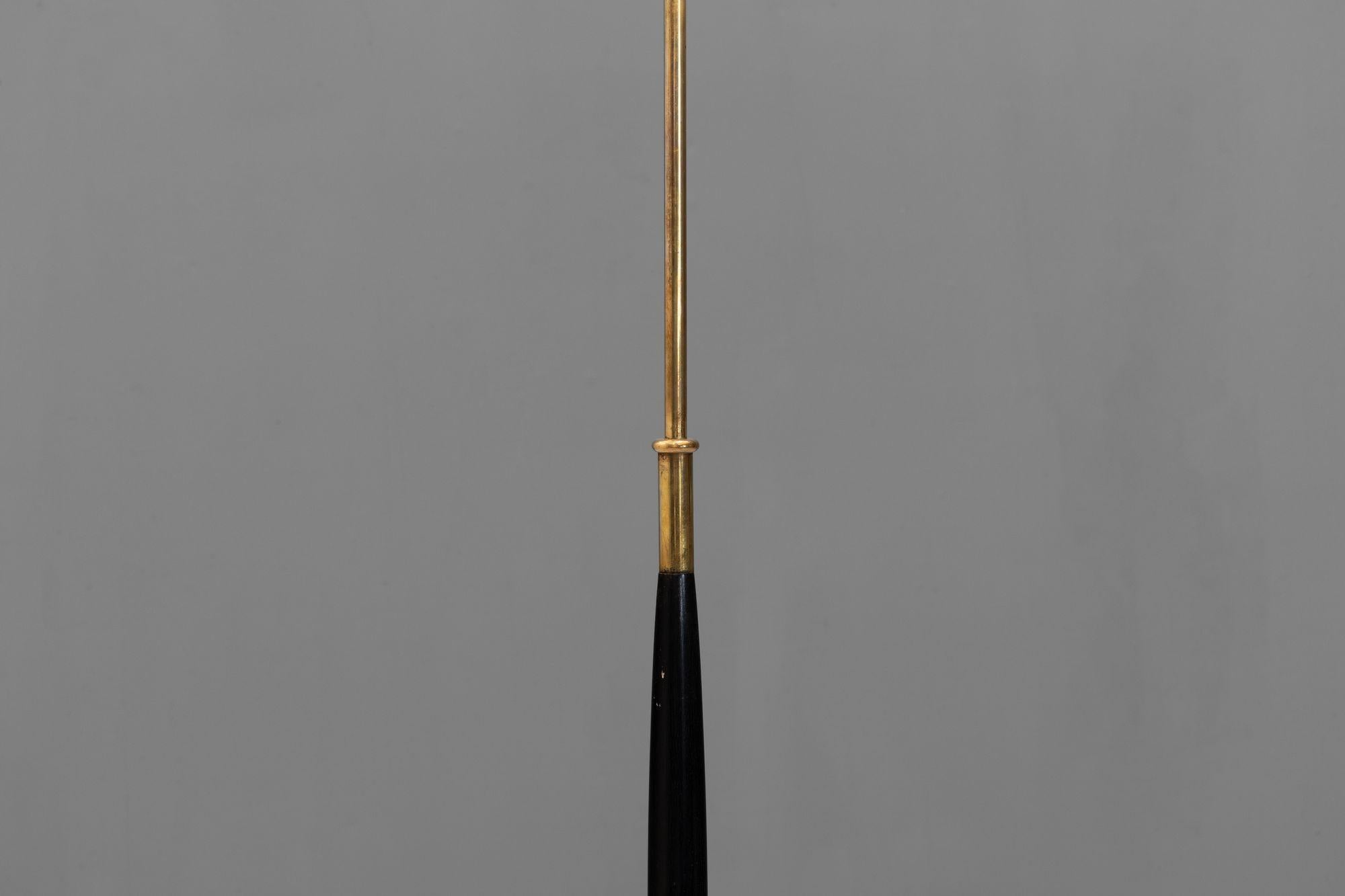 Lámpara de pie con base y columna de latón y roble negro y posición de luz regulable. (Pantalla no incluida). Alrededor de 1950.

Alto 164 cm x Ancho 45 cm x Fondo 45 cm