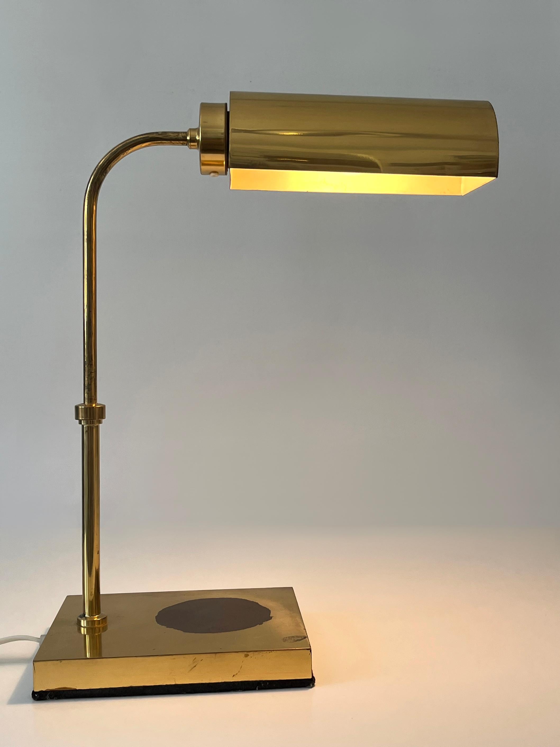 Elegante Tischlampe aus Messing aus der Mitte des Jahrhunderts. Mit verstellbarem Arm und drehbarem Lampenschirm.
Entworfen und hergestellt wahrscheinlich in Schweden, 1960er Jahre.

Die aus Messingblech und -rohr gefertigte Lampe wird mit 1 x E27 /