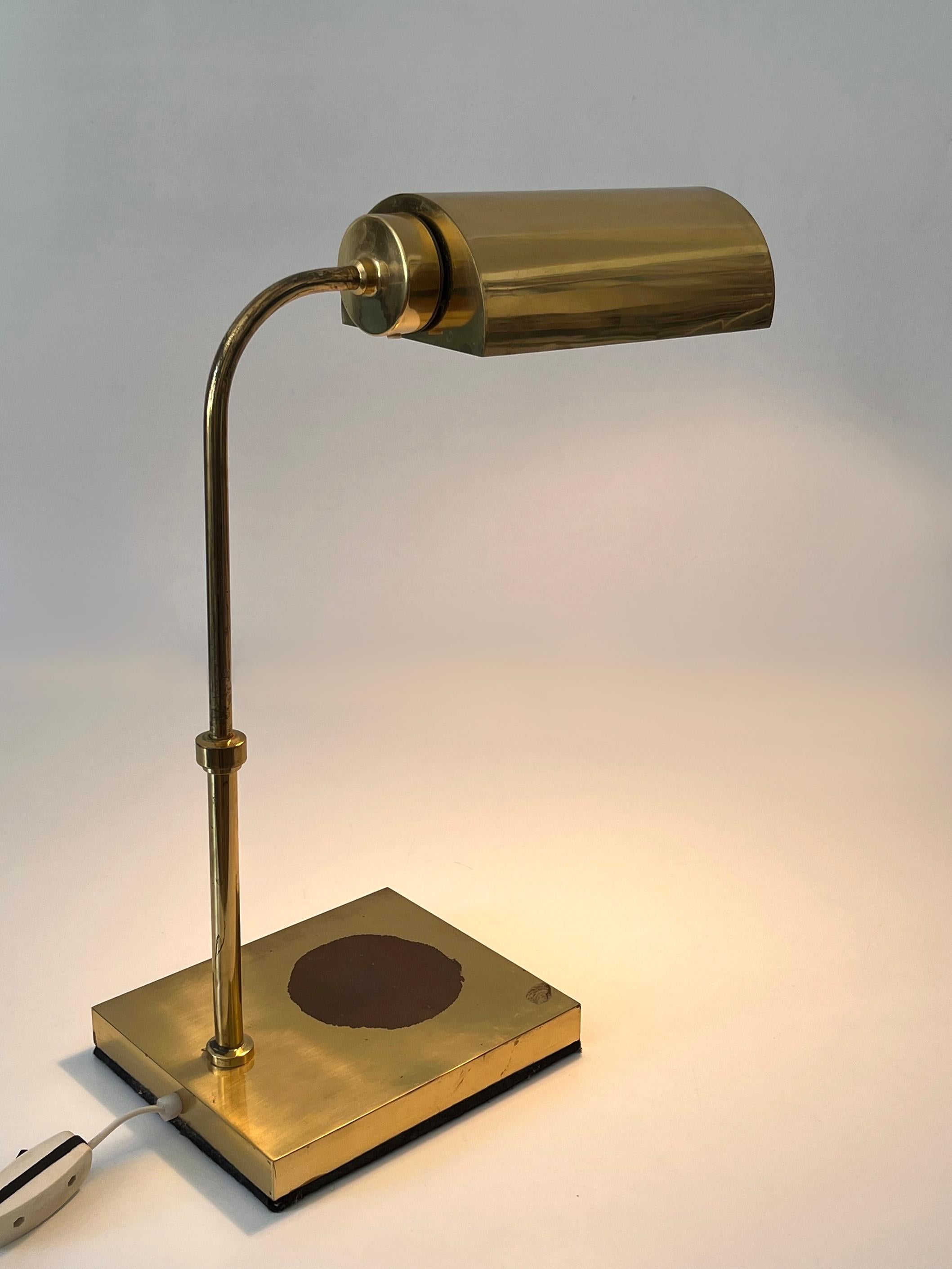 Verstellbare moderne Messing-Tischlampe oder Schreibtischleuchte Schweden 1960er Jahre (Schwedisch) im Angebot