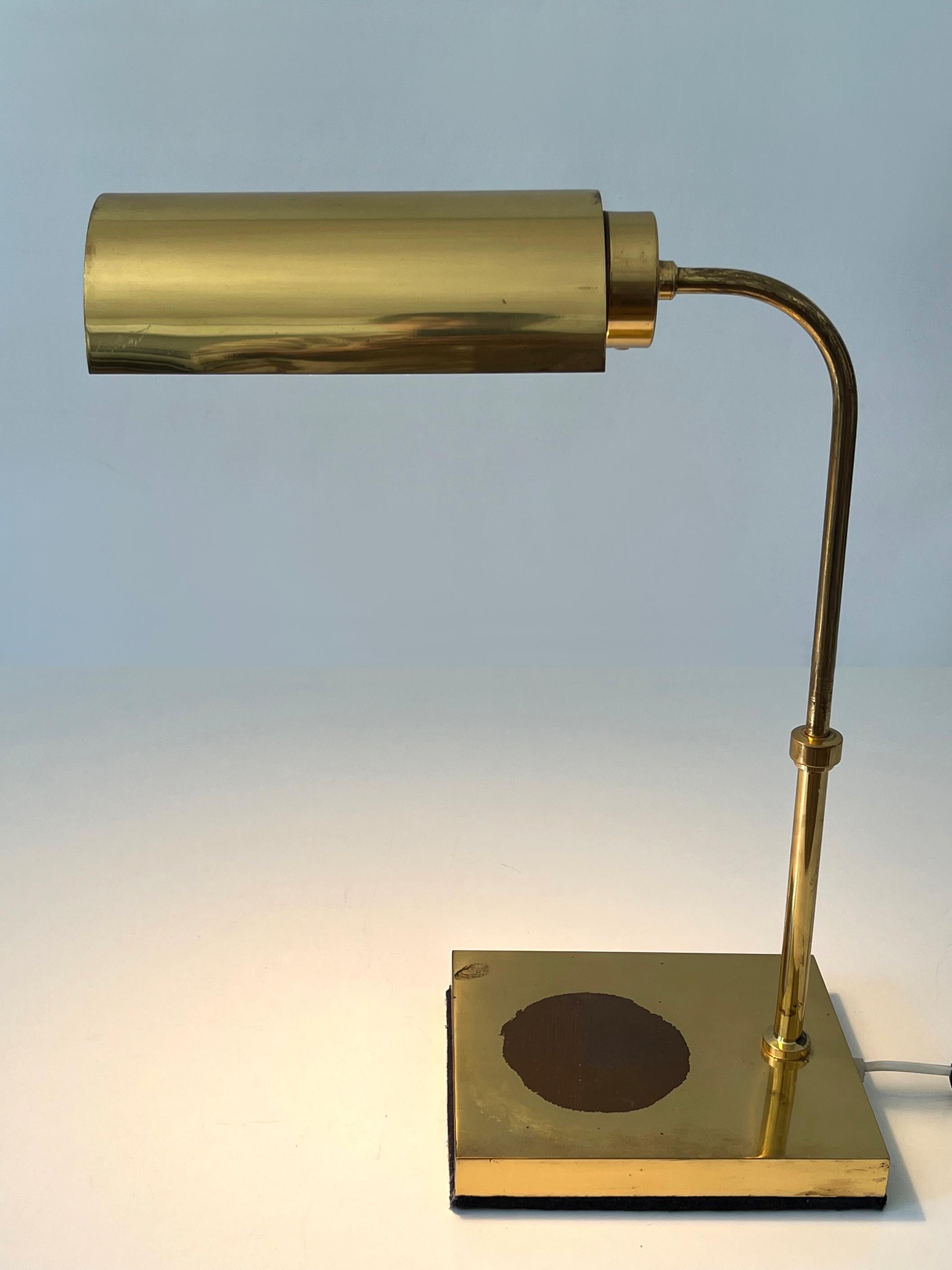 Verstellbare moderne Messing-Tischlampe oder Schreibtischleuchte Schweden 1960er Jahre (Mitte des 20. Jahrhunderts) im Angebot