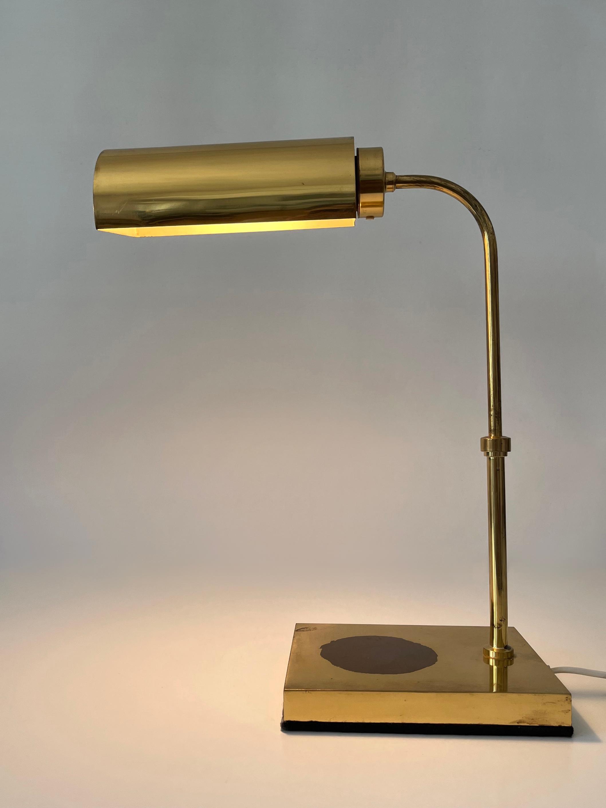 Verstellbare moderne Messing-Tischlampe oder Schreibtischleuchte Schweden 1960er Jahre im Angebot 1