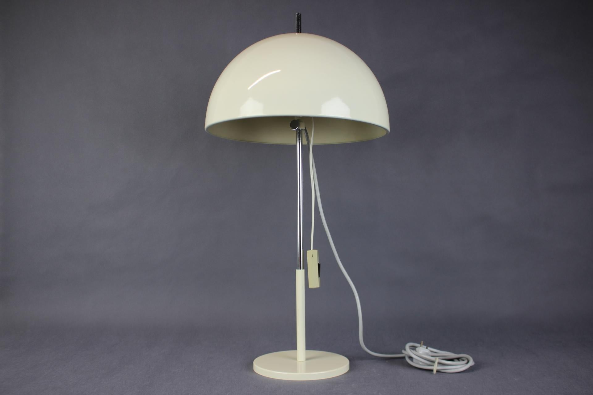 - Lampe de table du milieu du siècle conçue en Tchécoslovaquie par Josef Hůrka pour Napako, années 1960.
- en chrome et en métal,
- présente des signes d'usure et d'ancienneté (rayures, etc.),
- en bon état d'origine,
- Ampoule : 1 x E27 (E26).