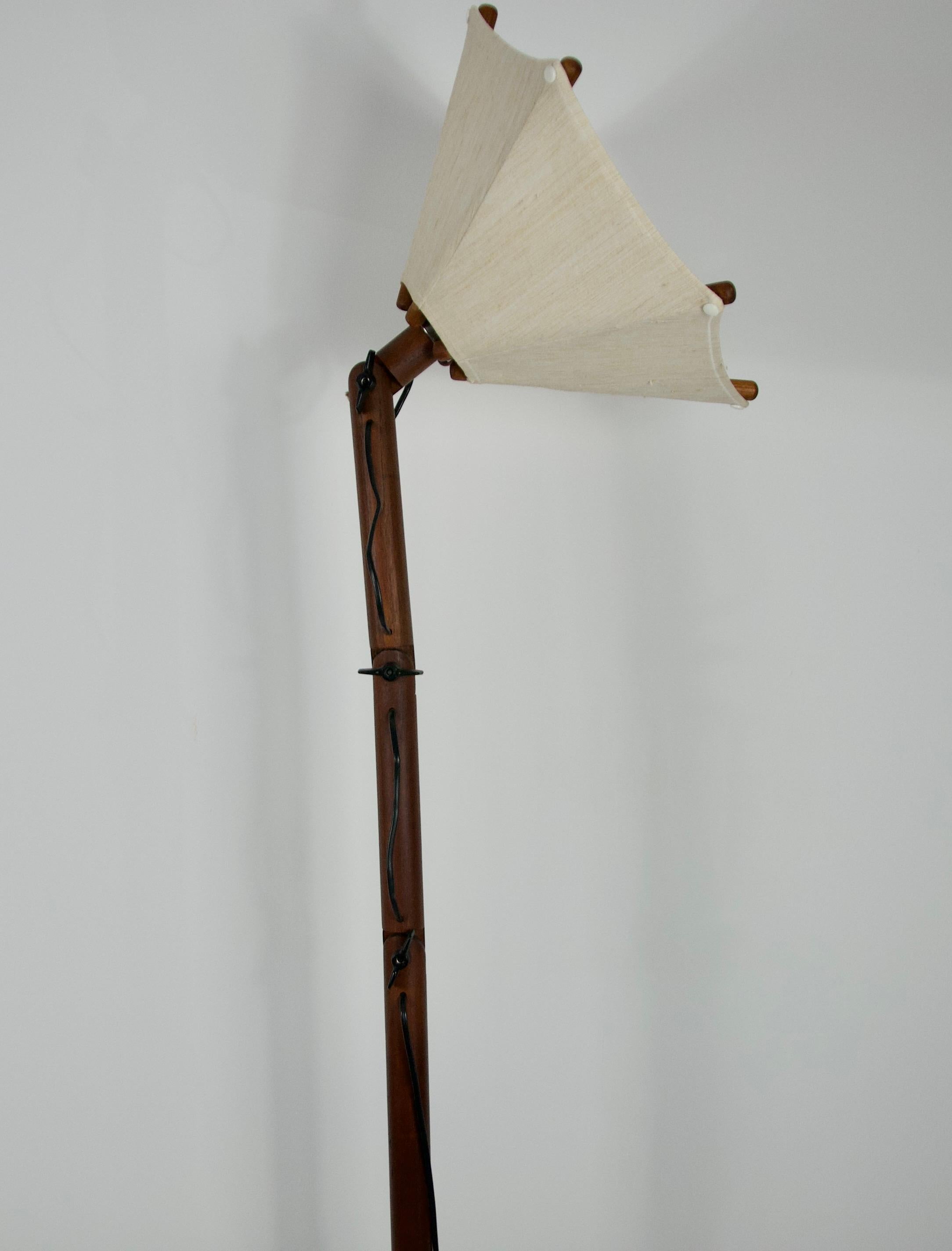 Lámpara de pie regulable de madera de mediados de siglo by Domus, años 60 en venta 3