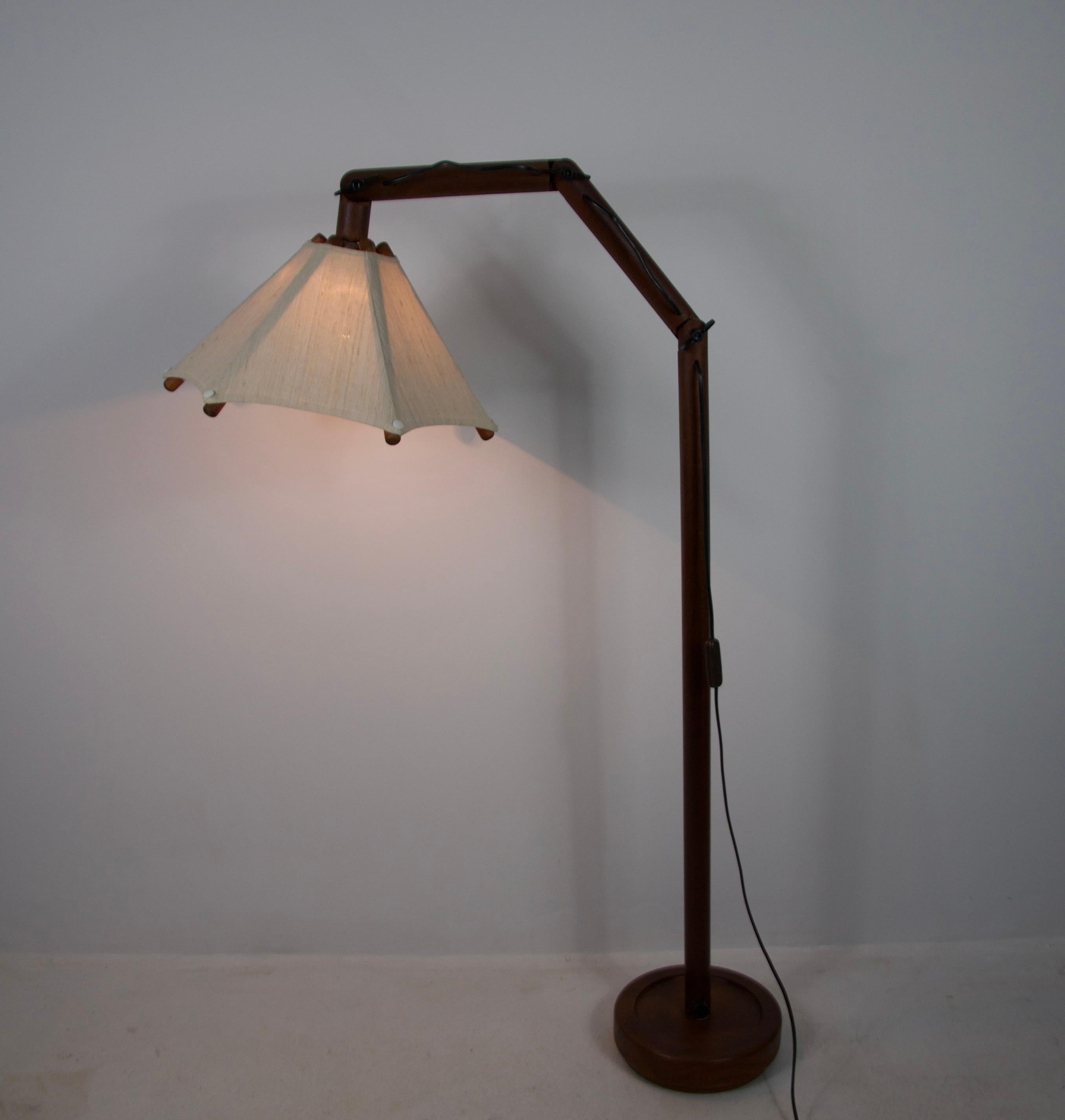 Lámpara de pie regulable de madera de mediados de siglo by Domus, años 60 en venta 4